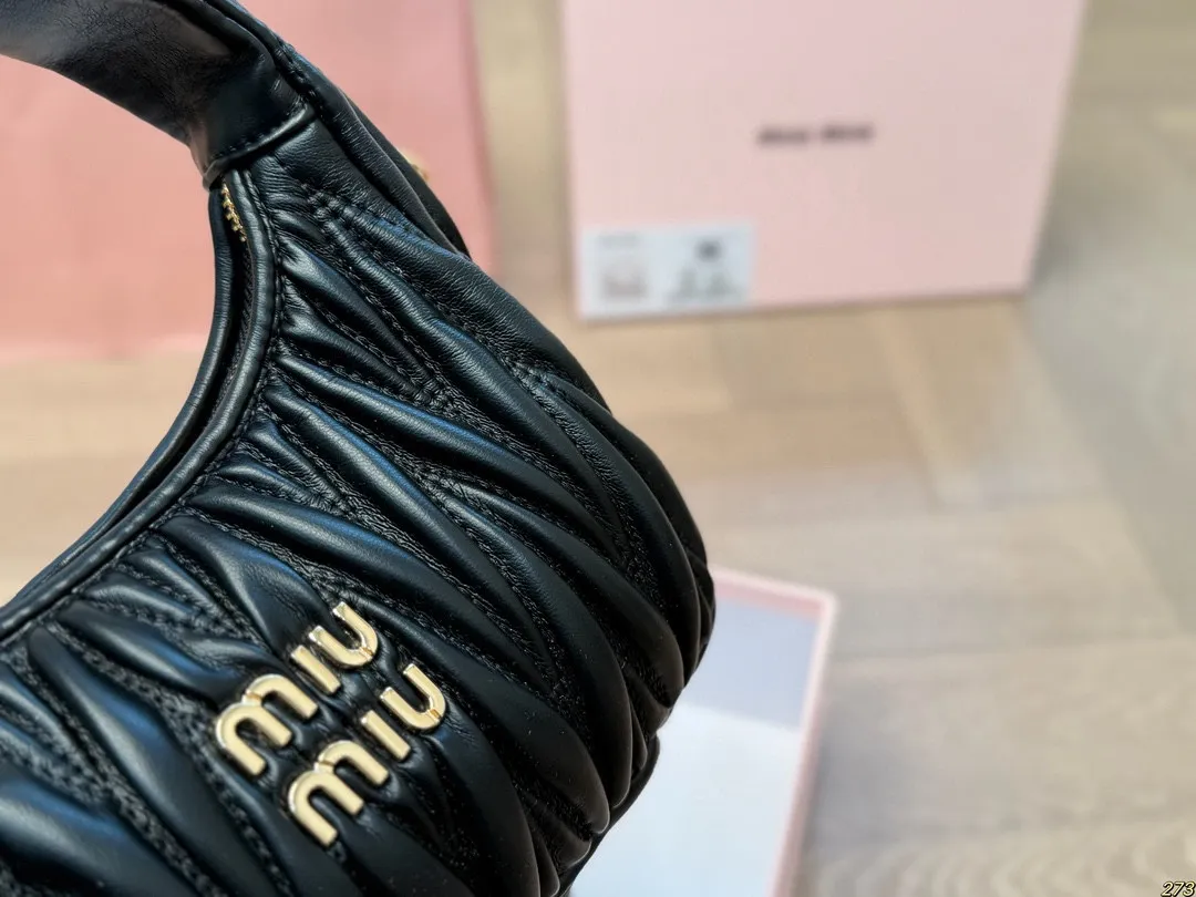 ¥155配盒 Miumiu缪缪斜挎包 斜挎 肩背都好看 手感很好 满足任何造型 尺寸 20 11