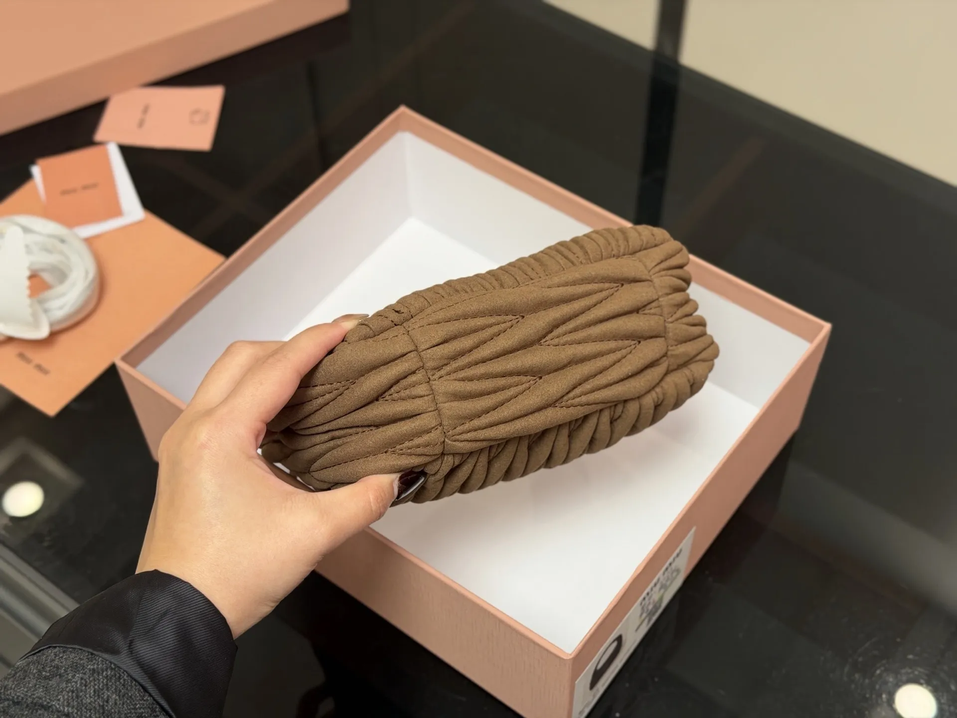 ¥170 配盒 size:22*11cm 可盐可甜的 MiuMiu 女孩 miumiu wander包包 好搭 什么风格都能驾驭 材质很柔软 容量也非常OK 复古俏皮的hobo包型 是近期几乎天天拿出门的包包!