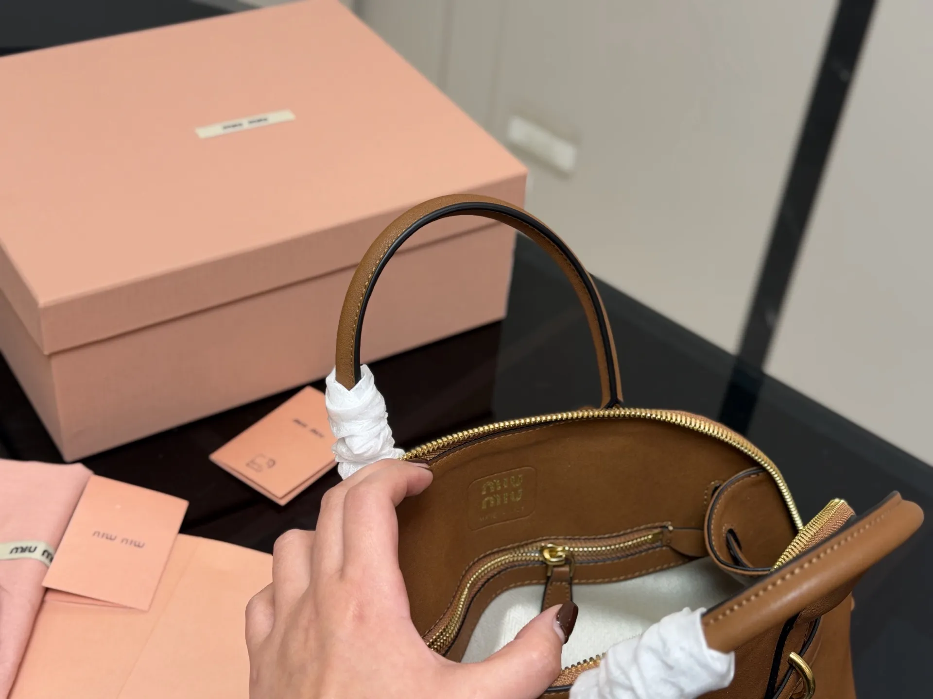 ¥230 配盒 size:28*16cm miumiu 贝壳包包, 特别喜欢这个的设计! miumiu的坑真的好仙女好好看! 真的很有质感! 可斜挎可手拿可单肩, 日常约会出行简单好搭配。