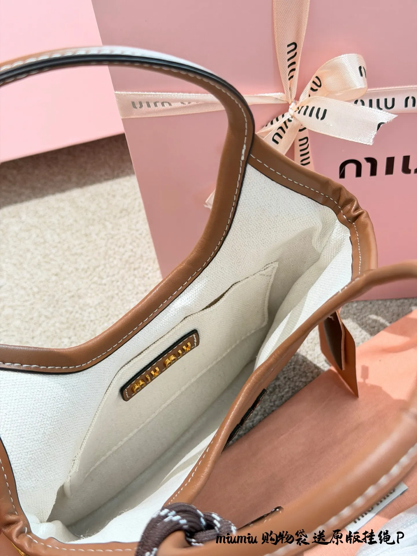p150p180 miumiu托特👜秋冬必入高级感拉满！ 牛皮质感也太绝了吧！ 软乎乎却超有型～通勤逛街两不误 容量惊人还轻便✨ 随便一拎就自带时髦滤镜 姐妹们冲这只！ 真的百搭到哭😭 15cm28cm底长配盒子送挂件