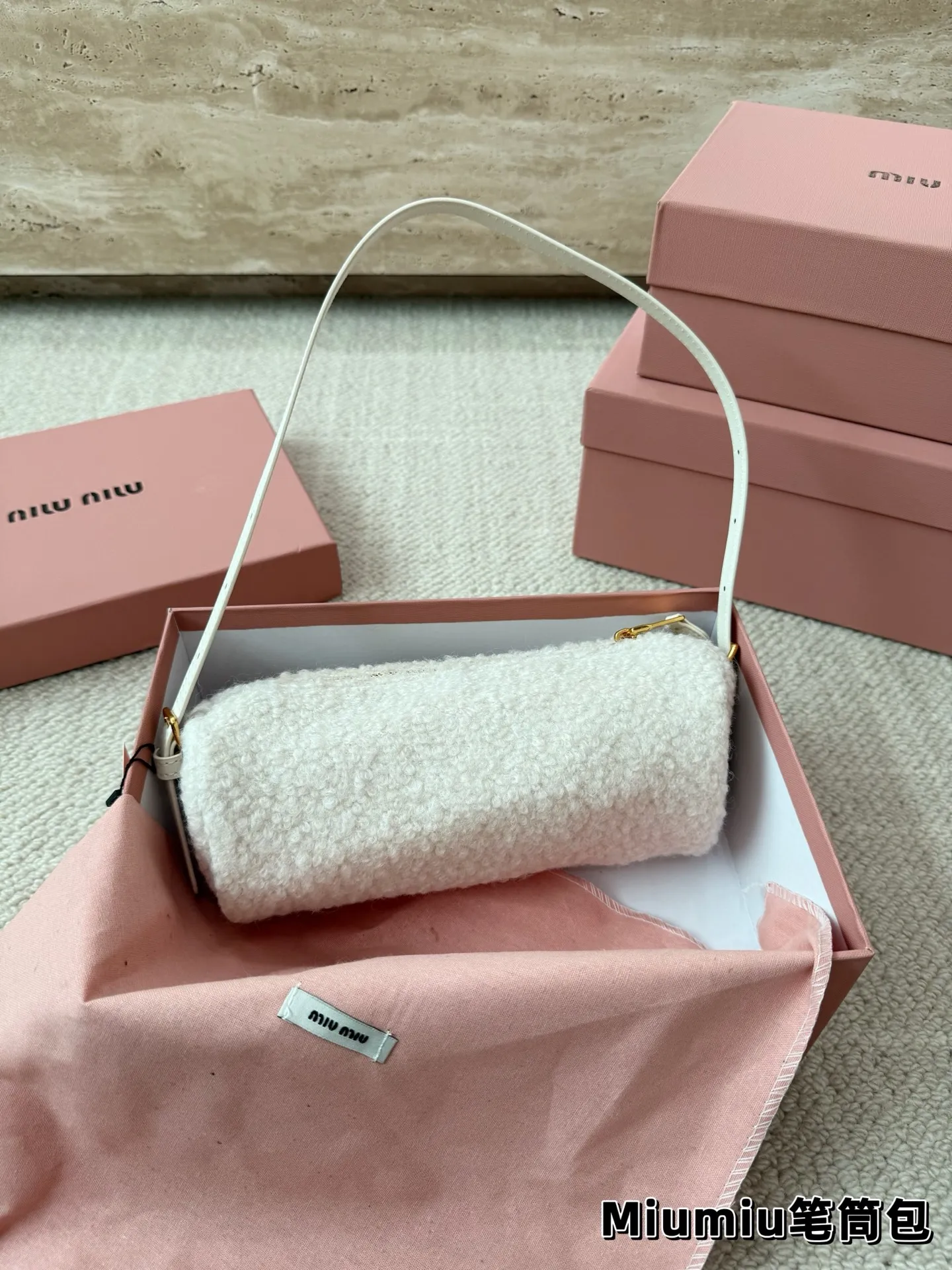 P160 羊羔毛 Miu系笔筒包简直泰香了🛒 MiuMiu太好看了家人们,本期推荐新品穿上秒变学院派美少女。格纹套装衬衣+芭蕾裙,又甜可盐。芭蕾裙真的是MiuMiu时尚单品!很娇俏,时髦。 Bag:MiuMiu万元内笔筒包,时髦可爱😻实用,全牛皮。颜色有黑色,棕色,石楠木色,做旧款都是麂皮材质还有可爱的牛奶纹🐄。羊羔毛乐福鞋,很舒适的一款!本人为此包疯狂打Call!!超爱很嗲跟秋冬很搭哦~