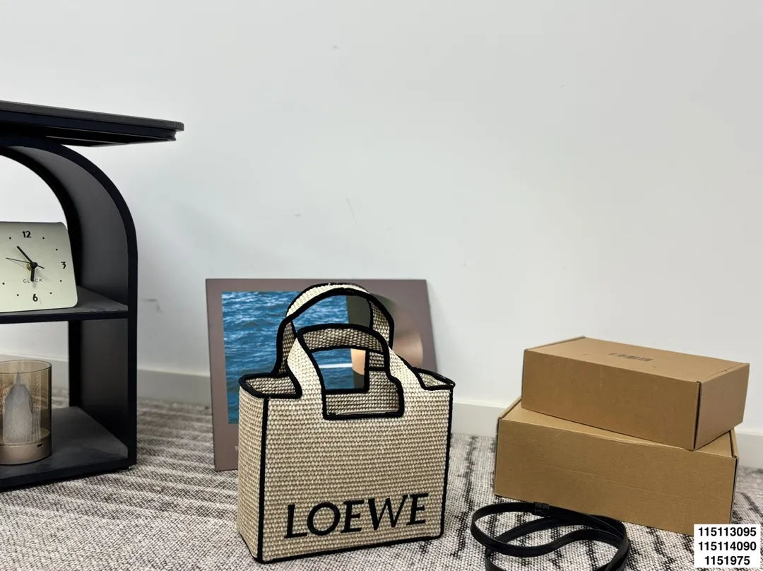 p125 p120 p115无盒 罗意威编织托特包 Paulas's 1biza 夏日海岛系列推出了草编托特包包巧妙融合了托特的商务之前线条和草编的夏日风情,加上Loewe粗体大logo 真的很难不爱 尺寸30.22/24.17/20.13