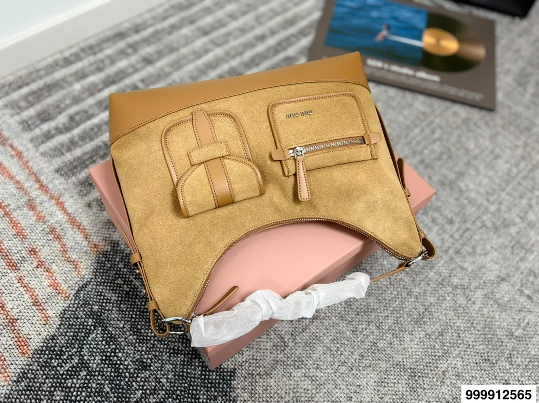 p175 超纤密封包装 缪缪腋下 miumiu特别的包包。大多包型的设计都是偏简单、基础的，只是当时颜色和材质的运用，让人觉得每款包包都有一个创意点 #miumiu #腰包 #MIUMIU # 尺寸35 24