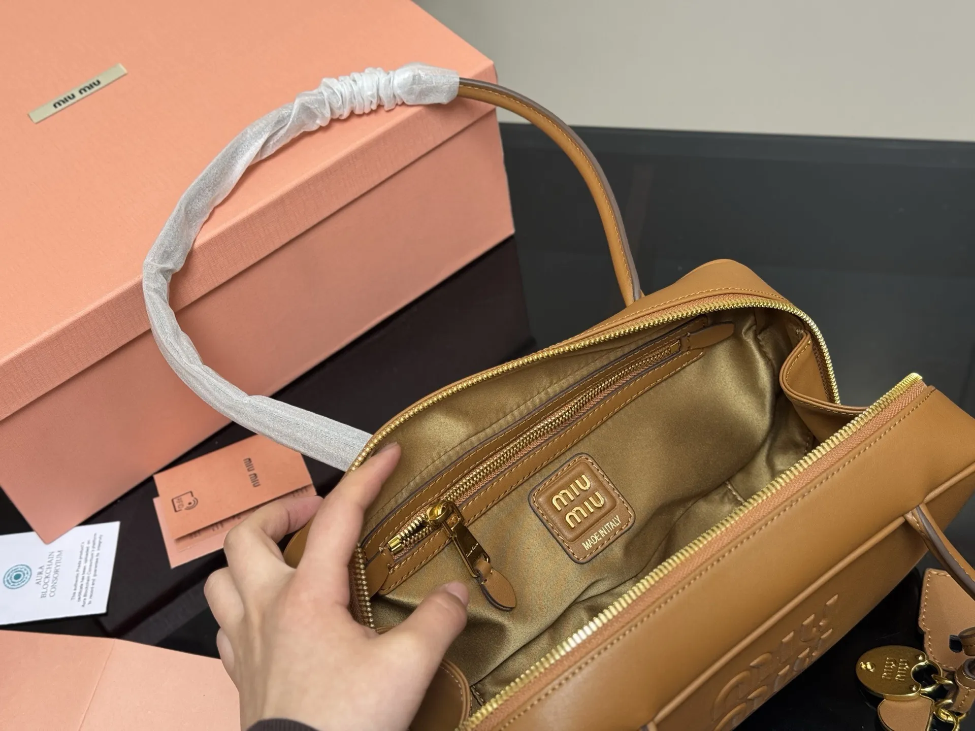 &yen;215 升级版配盒 size：28*13cm miumiu保龄球/公文包/ 包包甜度刚好！ 很难不爱啊啊！ 可手拎也可斜挎 绝对不是小废包哦!容量足足的~~ 出场就是miumiu小公主！