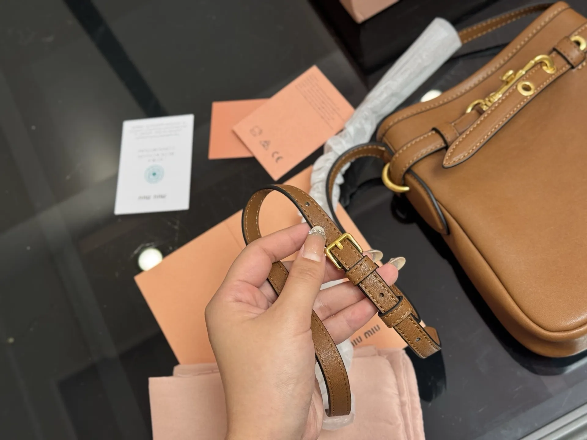 ¥185 配盒 升级版 size:18*20cm miumiu的小福袋 性价比也太高了! Aventure系列出小斜挎咯~ 太好装了! 出门都爱背的人生小斜挎 超级香哦!