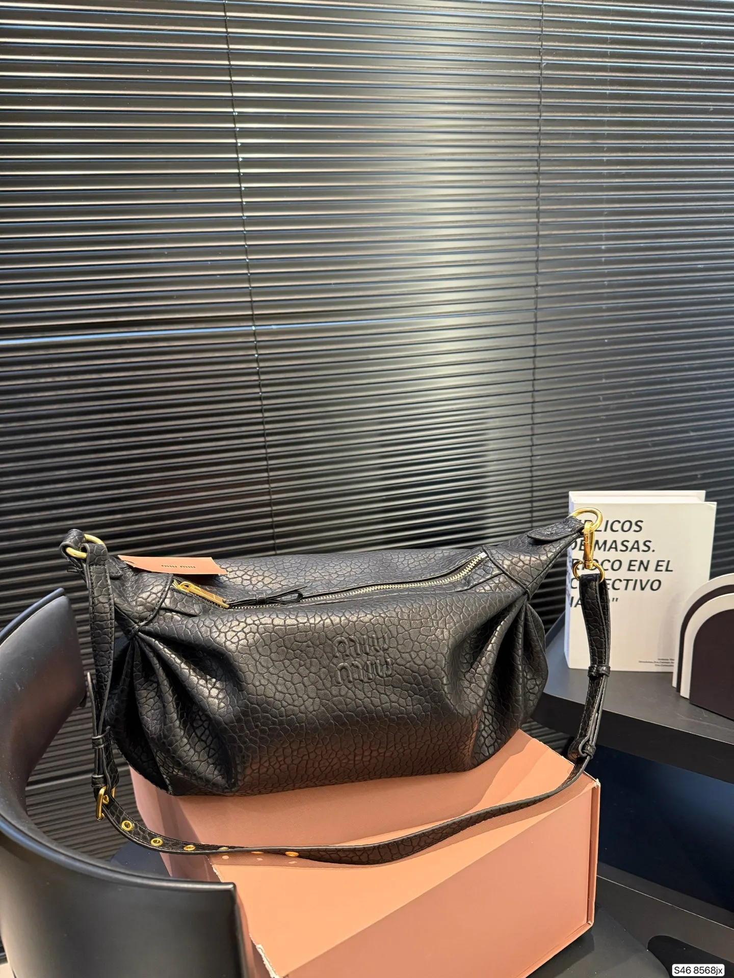 P280 配盒子 不一样的MiuMiu新款包包 MiuMiu新款手袋 Monk 天然纹理小羊皮自然的柔和光泽触感柔软顺滑且富有垂坠感巧妙的舒适感与精致感 尺寸41 24 货号8568