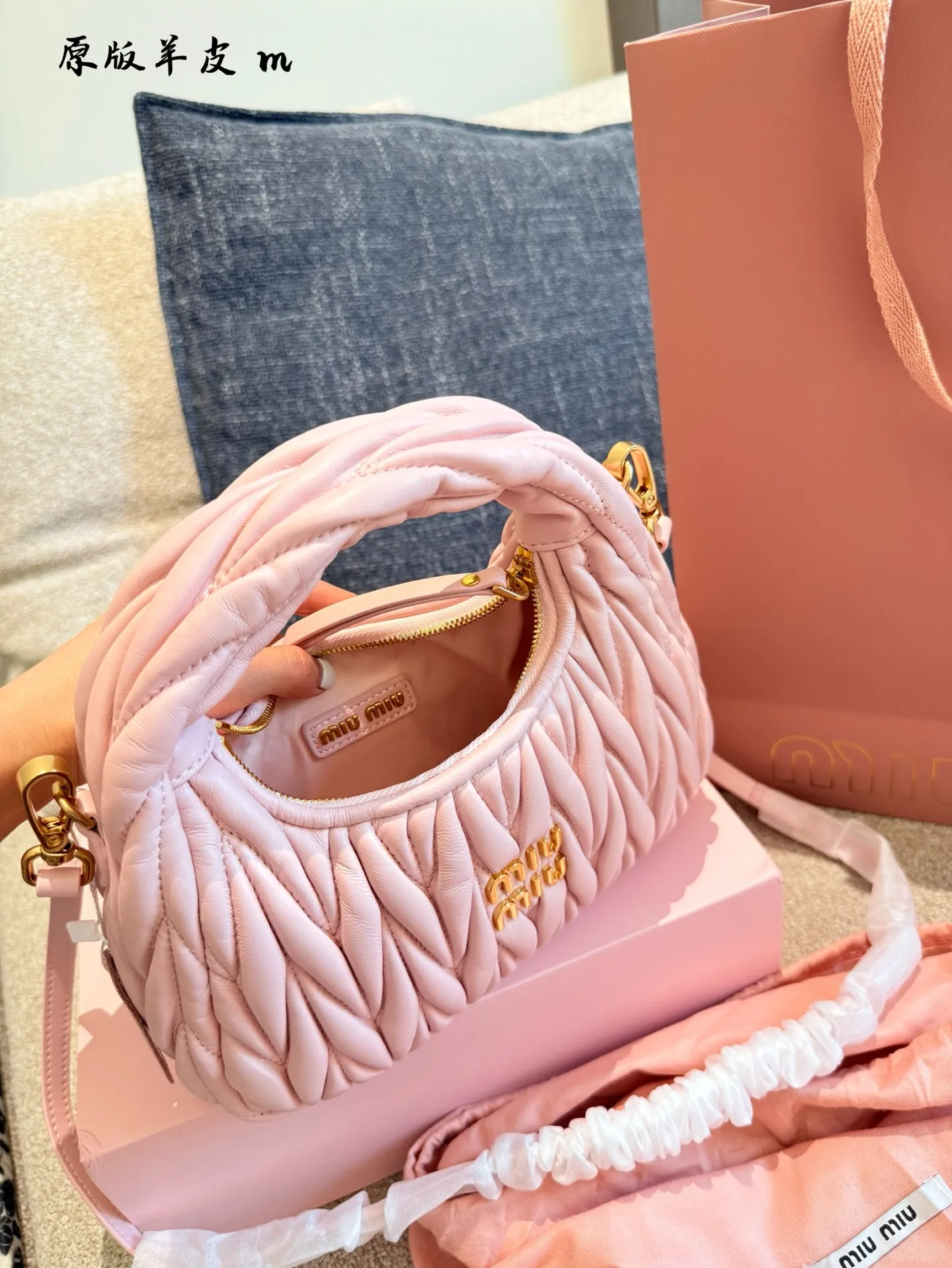 p240羊皮hobo月牙包 红红火火恍恍惚惚缪缪出街啦~ 芜湖~好看的缪缪miumiu小号hobo 小号是专柜里卖得最好的的尺寸,容量大小合适,轻 经典的褶皱羊皮, 软软的好有质感 搭配衣服真的吼吼看~一秒时尚感千金风拉满红色也很显眼,好多场合都可以搭配 张元英同款~~~ #miumiu包#miumiu包 #美包23cm折叠盒包装