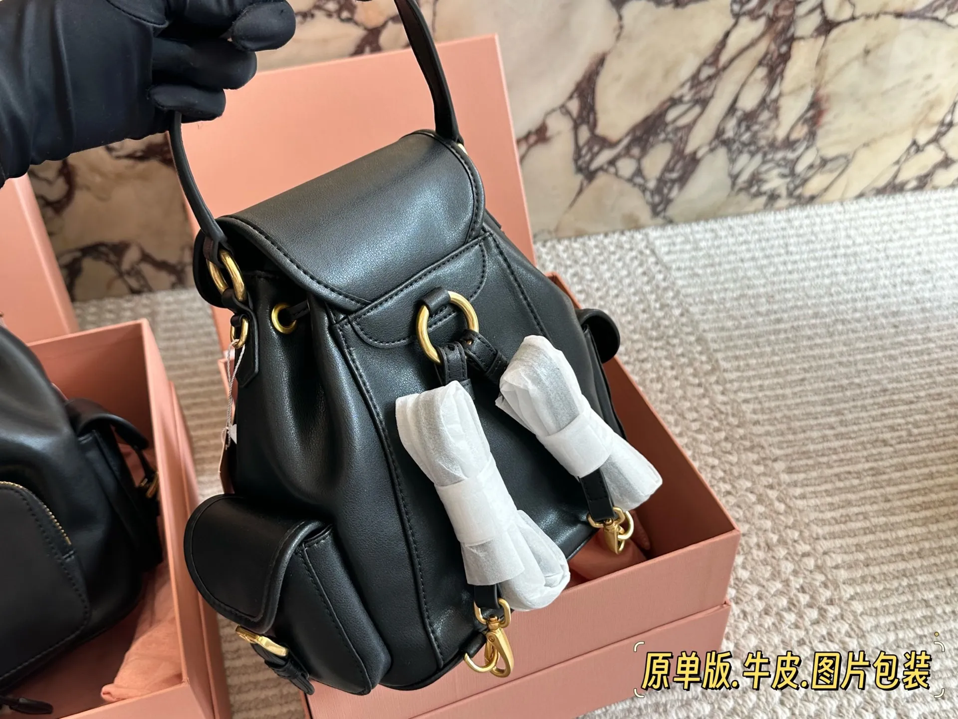 💰285、💰275 miumiu双肩包 又一季特别美丽的MiuMiu 今天去看了Miu Miu 2025春夏系列的预览。尽管上海一夜之间大幅降温，白天阳光依旧非常充沛美丽一就像一 如既往可可爱爱的Miu Miu四 所以下一季的流行风向，自然隐藏在Miu Miu 25春夏的各个角落。尺寸30*30cm/22*21cm