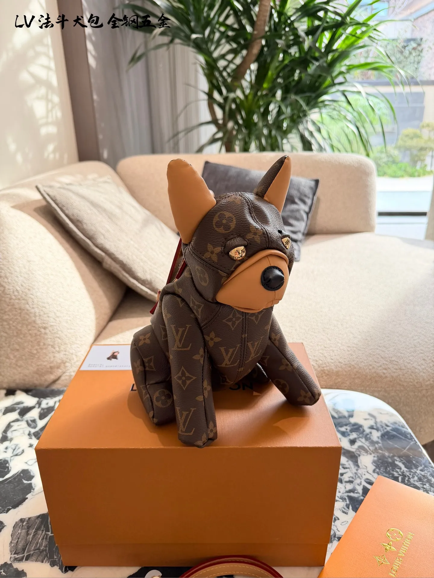 LV法斗犬包p270 这是一款LV品牌的法斗犬造型包，外形逼真，耳朵竖立，眼睛圆润，鼻子黑色，整体采用经典老花图案。它不仅是一个包包，还可以作为装饰品或摆件使用。这款包由皮革制成，做工精细，具有很高的收藏价值和时尚感。 养护方面，建议避免长时间暴露在阳光下，以免褪色;定期用柔软的布擦拭表面灰尘，保持清洁。存放时最好放入防尘袋中，防止划伤和变形&ldquo;。