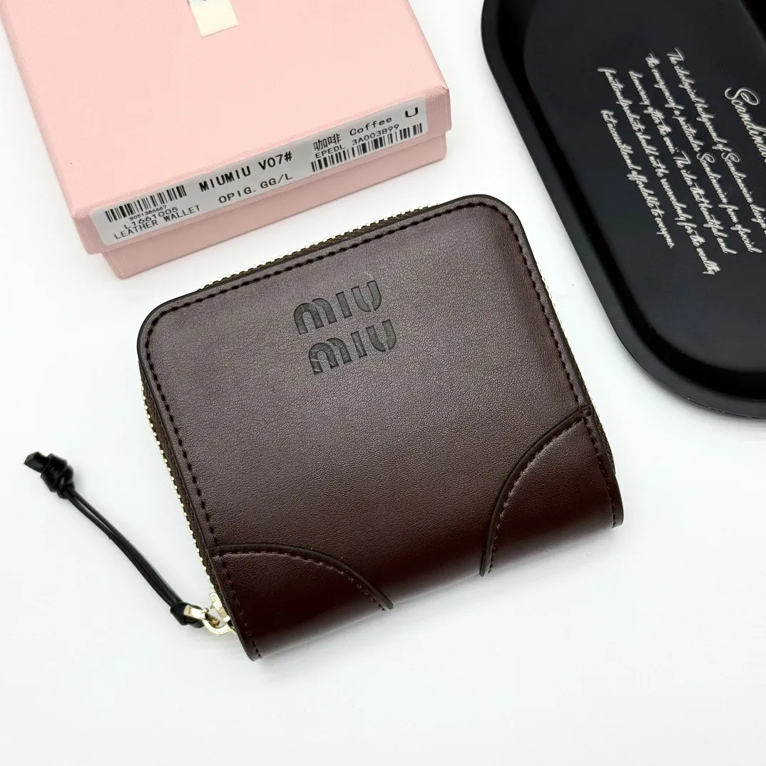 p100🎀miumiu V07🎀颜色 黑色 棕色 咖啡色🎀尺寸:10.5*10*3🎀miumiu专柜最新款火爆登场!采用头层牛皮,做工精致, 媲美专柜!多功能小钱包,超级精致时尚!