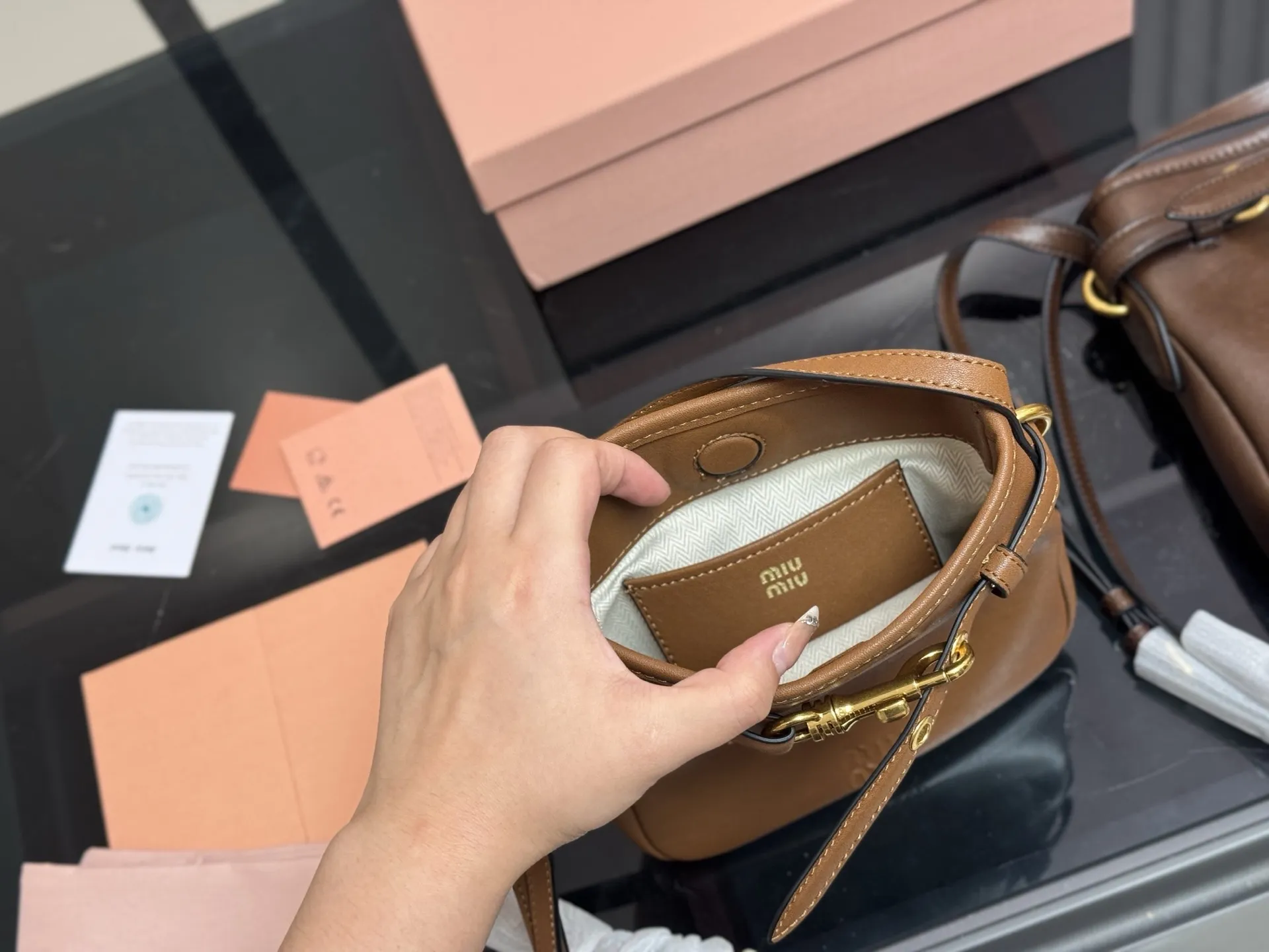 ¥185 配盒 升级版 size:18*20cm miumiu的小福袋 性价比也太高了! Aventure系列出小斜挎咯~ 太好装了! 出门都爱背的人生小斜挎 超级香哦!