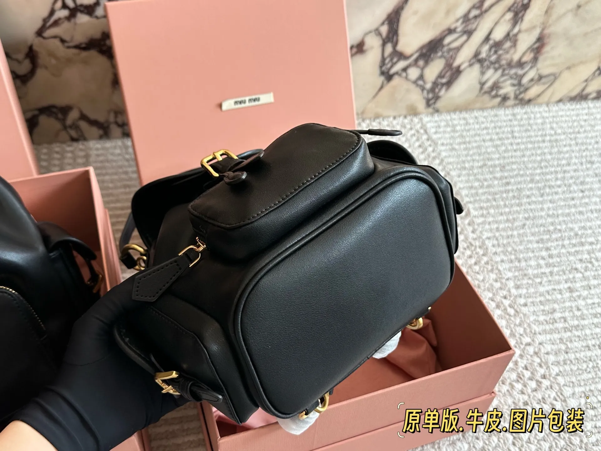 💰285、💰275 miumiu双肩包 又一季特别美丽的MiuMiu 今天去看了Miu Miu 2025春夏系列的预览。尽管上海一夜之间大幅降温，白天阳光依旧非常充沛美丽一就像一 如既往可可爱爱的Miu Miu四 所以下一季的流行风向，自然隐藏在Miu Miu 25春夏的各个角落。尺寸30*30cm/22*21cm