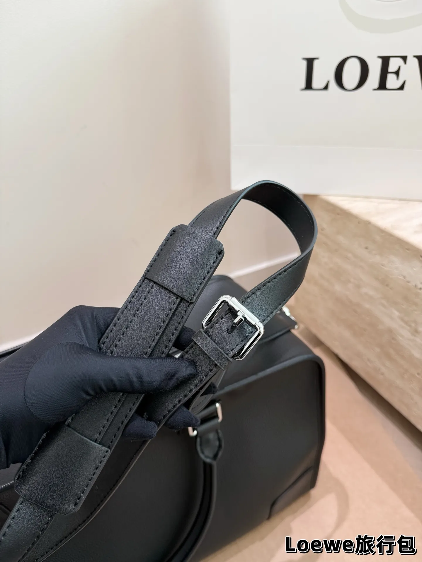牛皮版本 P200 罗意威新款旅行包 机场包 Loewe Gova Small Backpack 罗意威新款旅行包 男款背包 超热门背囊 Goya 系列机场包兴？ 双向拉链开合背带 可自行调节长短新颖的设计时尚及实用性并存男女通用 size: 48 26cm #最爱的包包