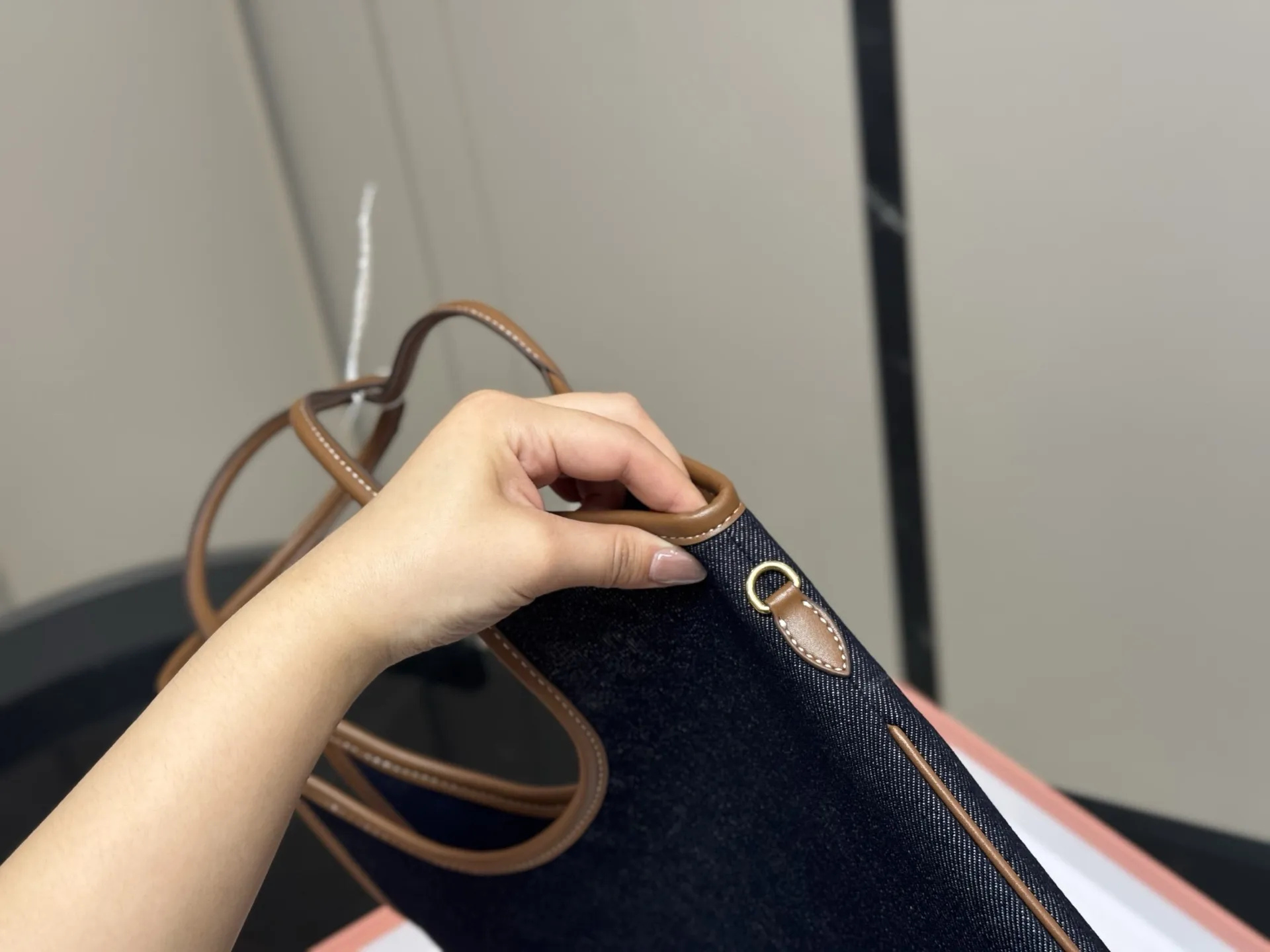 ¥185 全套包装 size:35*34cm miumiu新款托特tote 今年的风刮的太猛了 老多爆款了! 这款的版型也太好看了吧! miumiu准备承包我的夏天吗