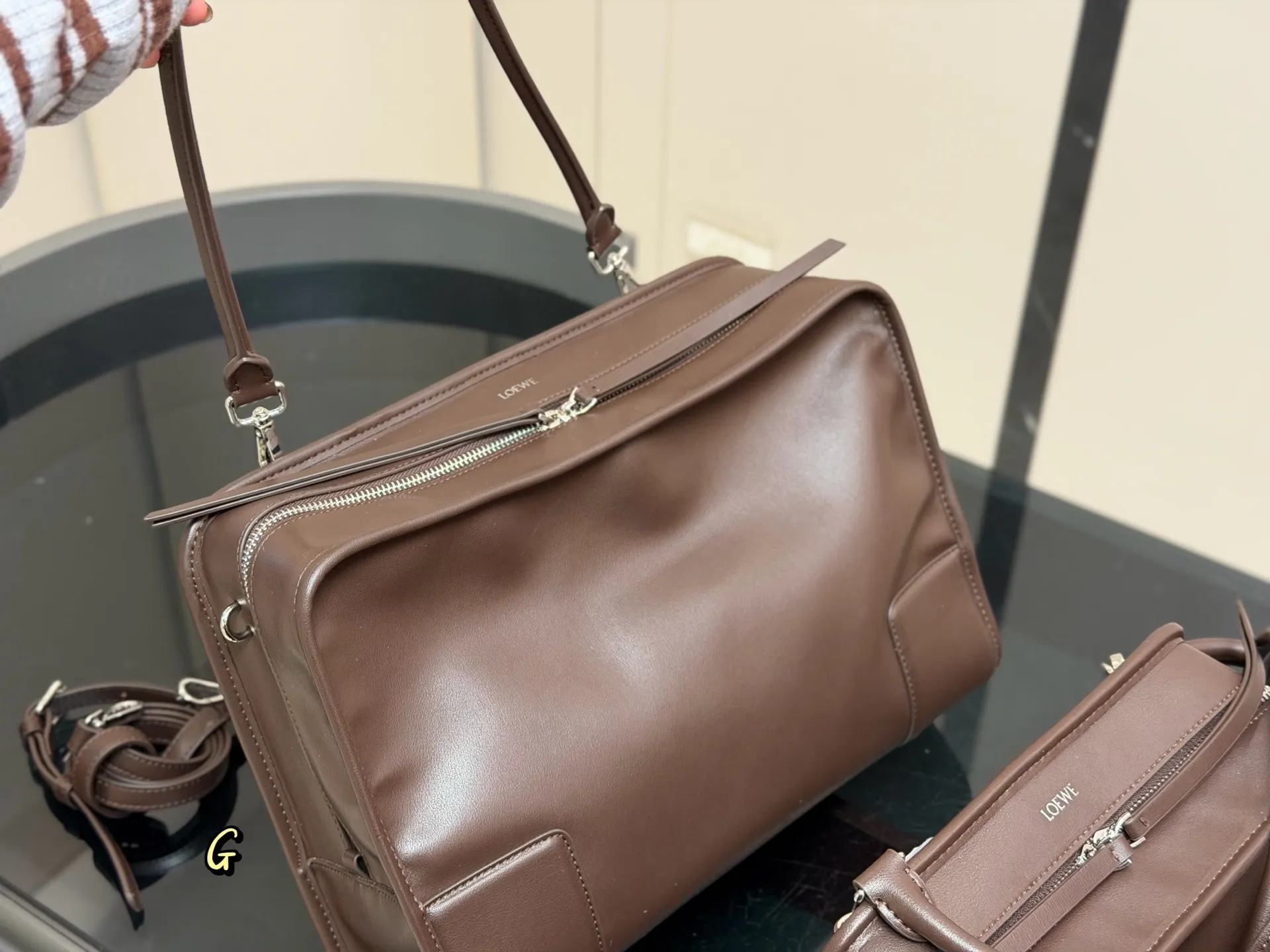 &yen;260 &yen;240 &yen;225 Loewe2026春夏最爱 Amazona180手袋 作为罗意威的皮具DNA载体， 同样完成了传统与创新的衔接。 全新的 Amazona 180手袋以更随性的方式呈现，延续着品牌百年皮革工艺底蕴。超期待这款手袋 尺寸:35cm 25cm 22cm