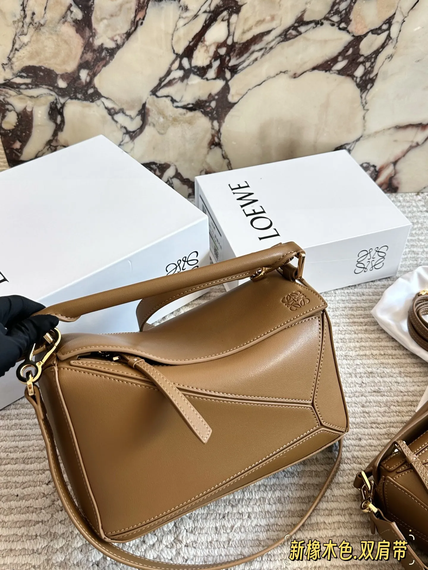 💰 260、💰230 配盒(双肩带) 尺寸:24*15cm(大) 18*10cm(迷你) loewe 几何包puzzle 真心是不能错过的, ⚠️牛皮品质🐂! 完全hold住! 罗意威|一根完美的肩带