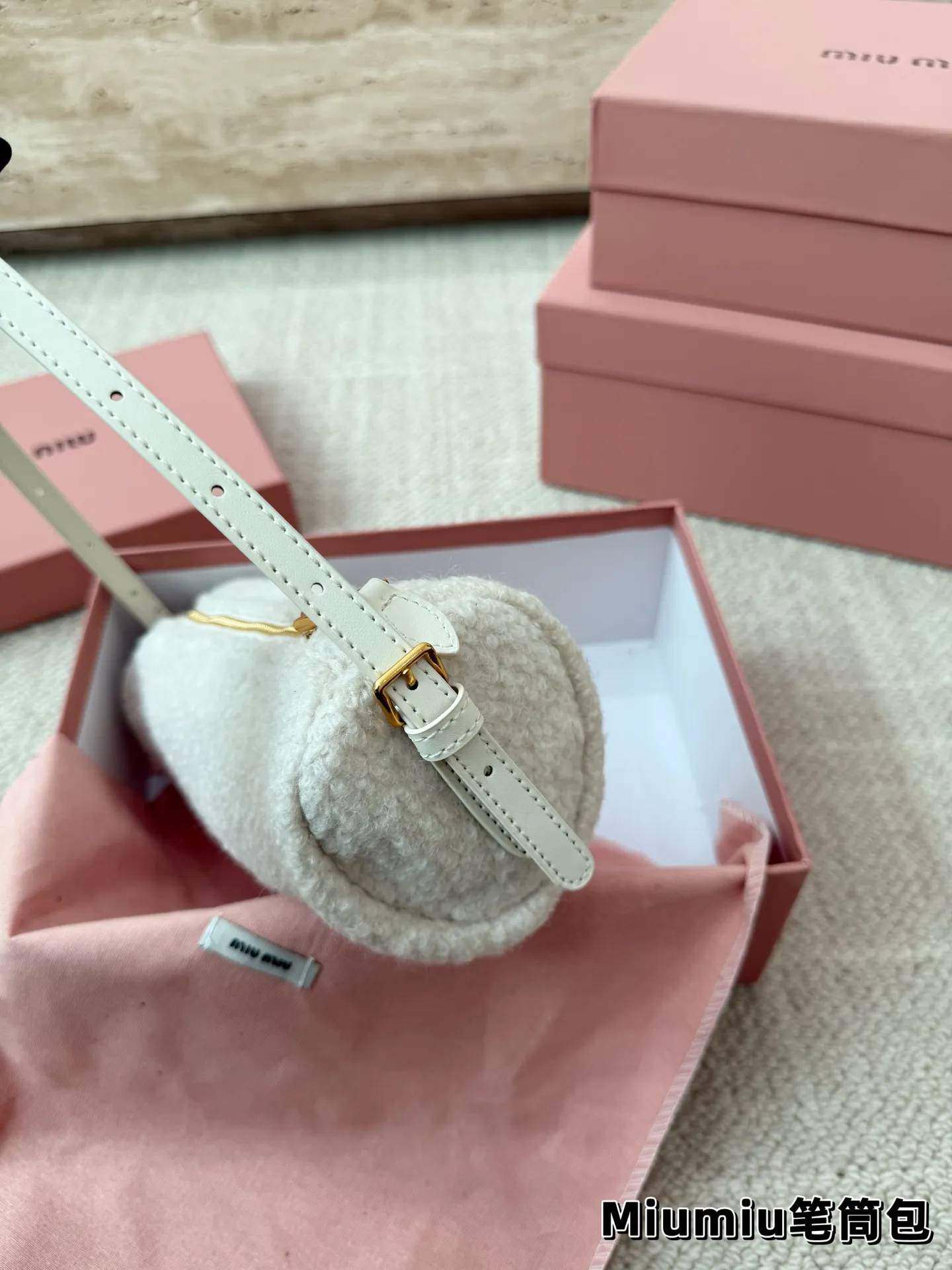 P160 羊羔毛 Miu系笔筒包简直泰香了🛒 MiuMiu太好看了家人们,本期推荐新品穿上秒变学院派美少女。格纹套装衬衣+芭蕾裙,又甜可盐。芭蕾裙真的是MiuMiu时尚单品!很娇俏,时髦。 Bag:MiuMiu万元内笔筒包,时髦可爱😻实用,全牛皮。颜色有黑色,棕色,石楠木色,做旧款都是麂皮材质还有可爱的牛奶纹🐄。羊羔毛乐福鞋,很舒适的一款!本人为此包疯狂打Call!!超爱很嗲跟秋冬很搭哦~