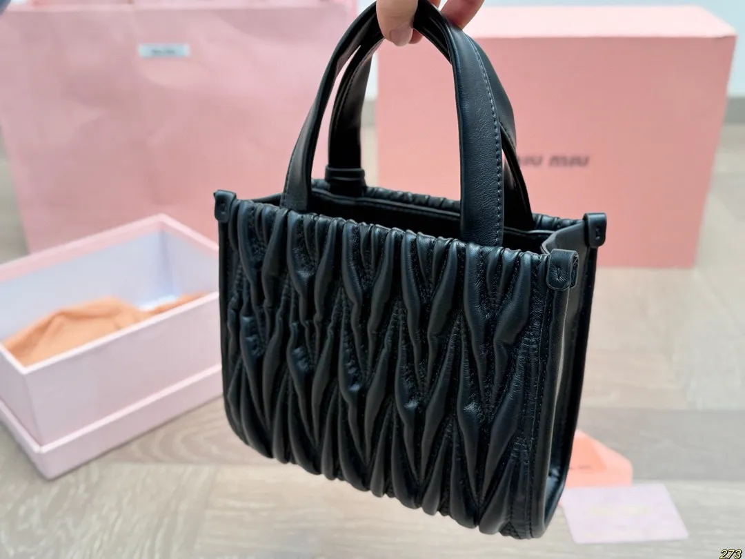 ¥170配盒 MiuMiu缪缪托特包 超级洋气,时髦精的托特 轻便简约,慵懒随性 尺寸20 16