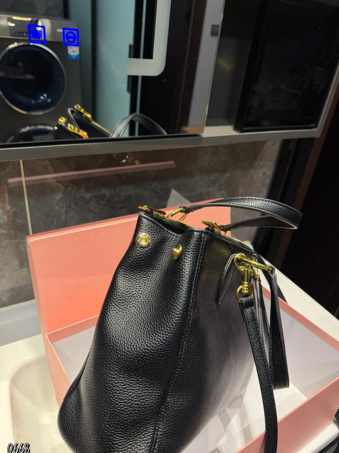 ❤️p175(礼盒包装)❤️ MiuMiu期待已久的2025.秀款 中古包.快来围观吧 2025.春夏系列包包简洁利落的设计凸显功能性 实用主义柔软舒服的触感彰显 MiuMiu 女性愈加自信,务实,前卫和酷炫的态度 尺寸:33*6*25cm