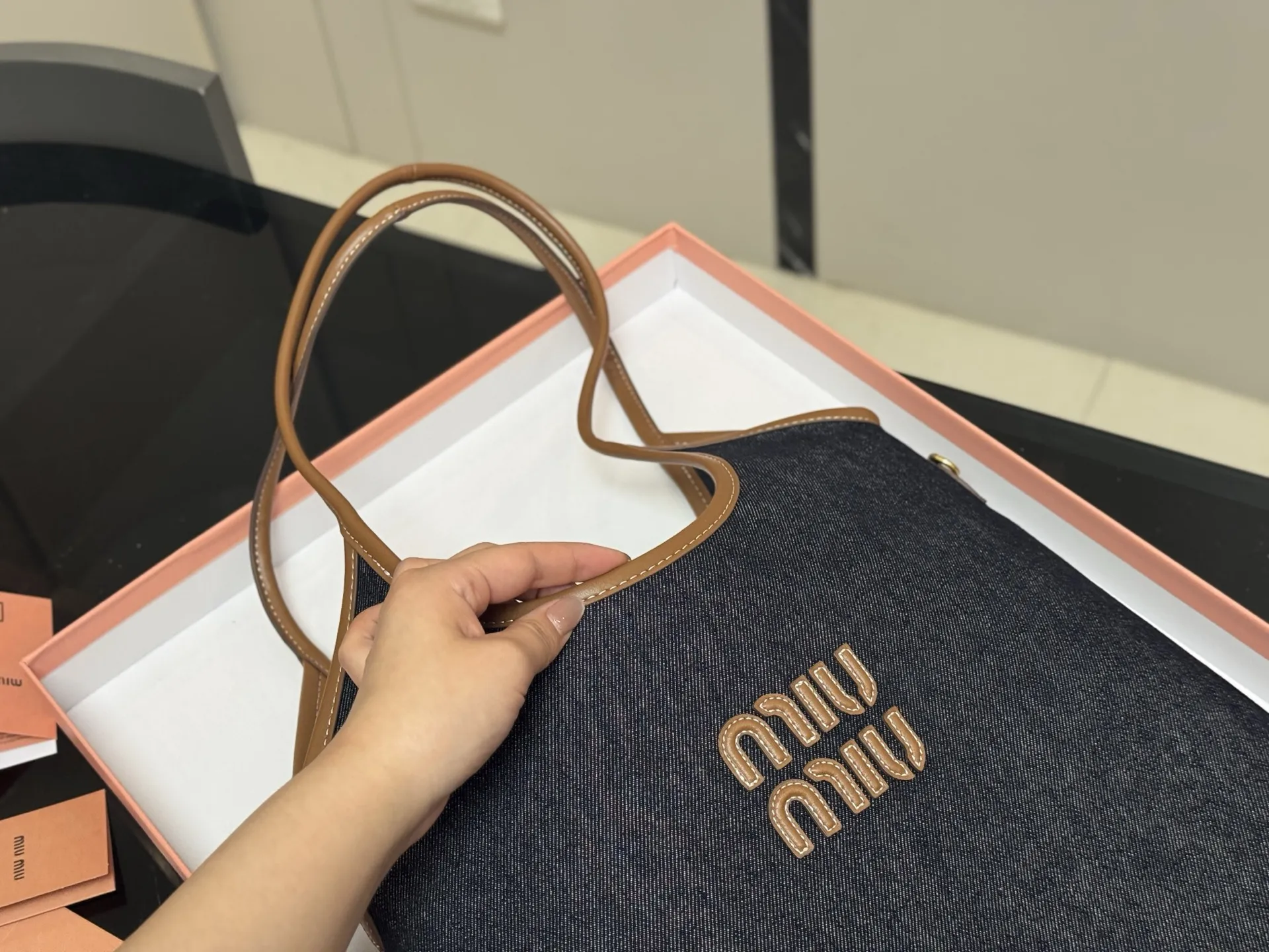 ¥185 全套包装 size:35*34cm miumiu新款托特tote 今年的风刮的太猛了 老多爆款了! 这款的版型也太好看了吧! miumiu准备承包我的夏天吗