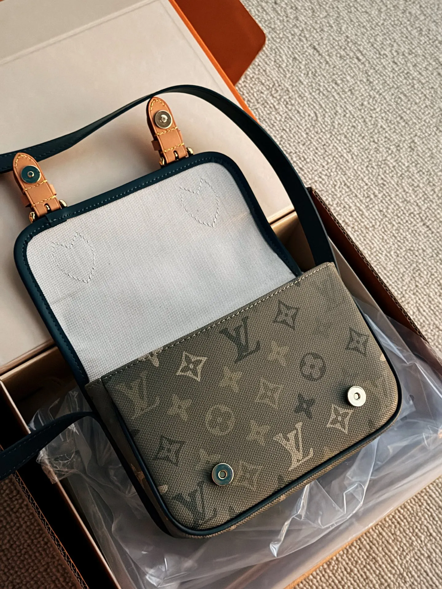 💰200 配盒 全钢五金 size：20*14cm L家 邮差包男包新品！ 新款的 绿色Satchel小邮差包 不大不小容量还十分可观!!!自带复古学院气息!很有vintage的感觉!九月份新款买它就够了!!!!