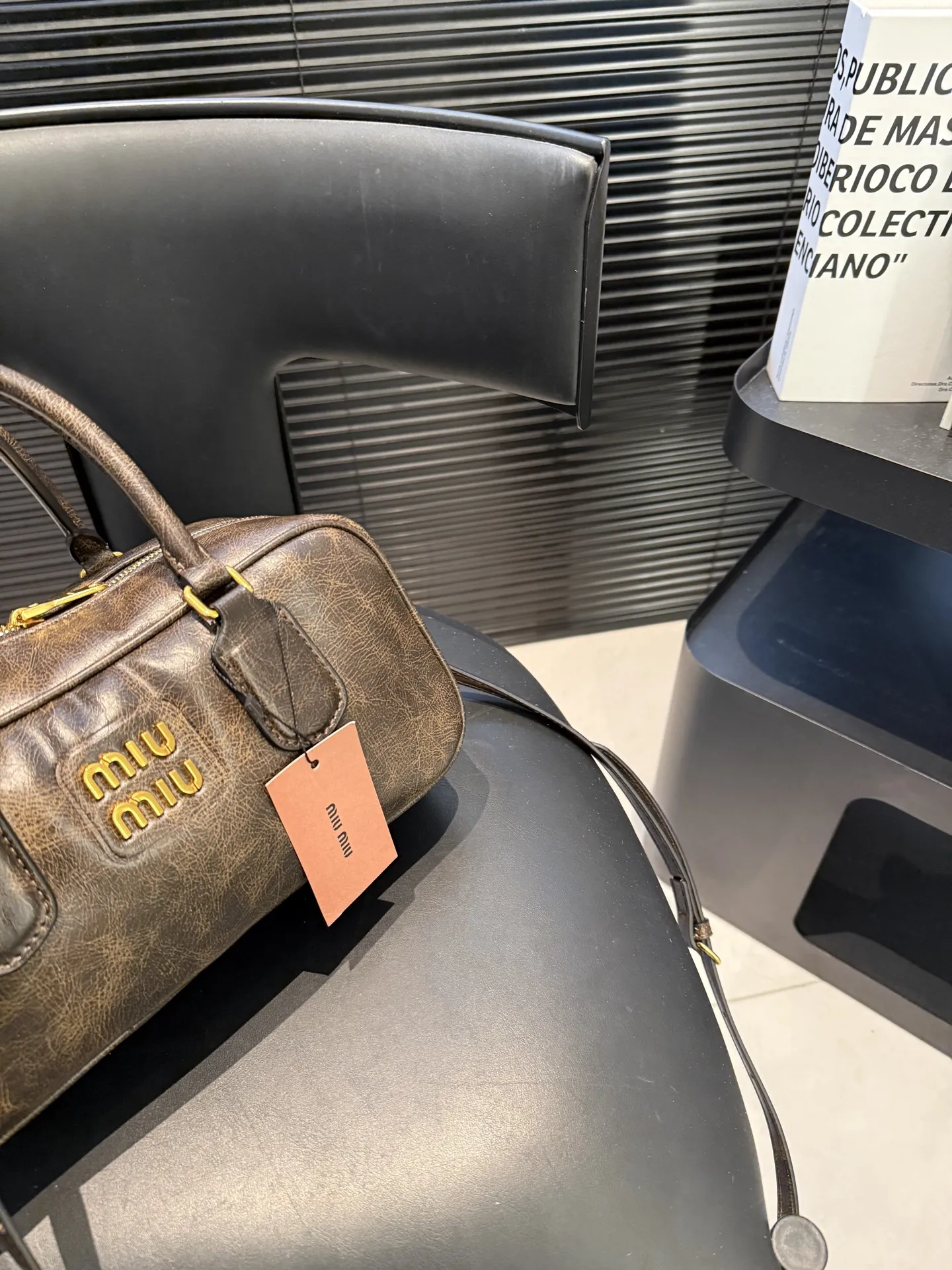 大号P170 小号P165 缪缪MIUMIU 保龄球手提包 轻轻松松高级感 包包手感巨好容量也很不赖 简单却又不失华丽 不要觉得会炸眼太高调了什么的 根本不会! 在你的精简穿搭上简直就是点睛之笔 尺寸大号28 13 小号22 10 货号大10229 小10119