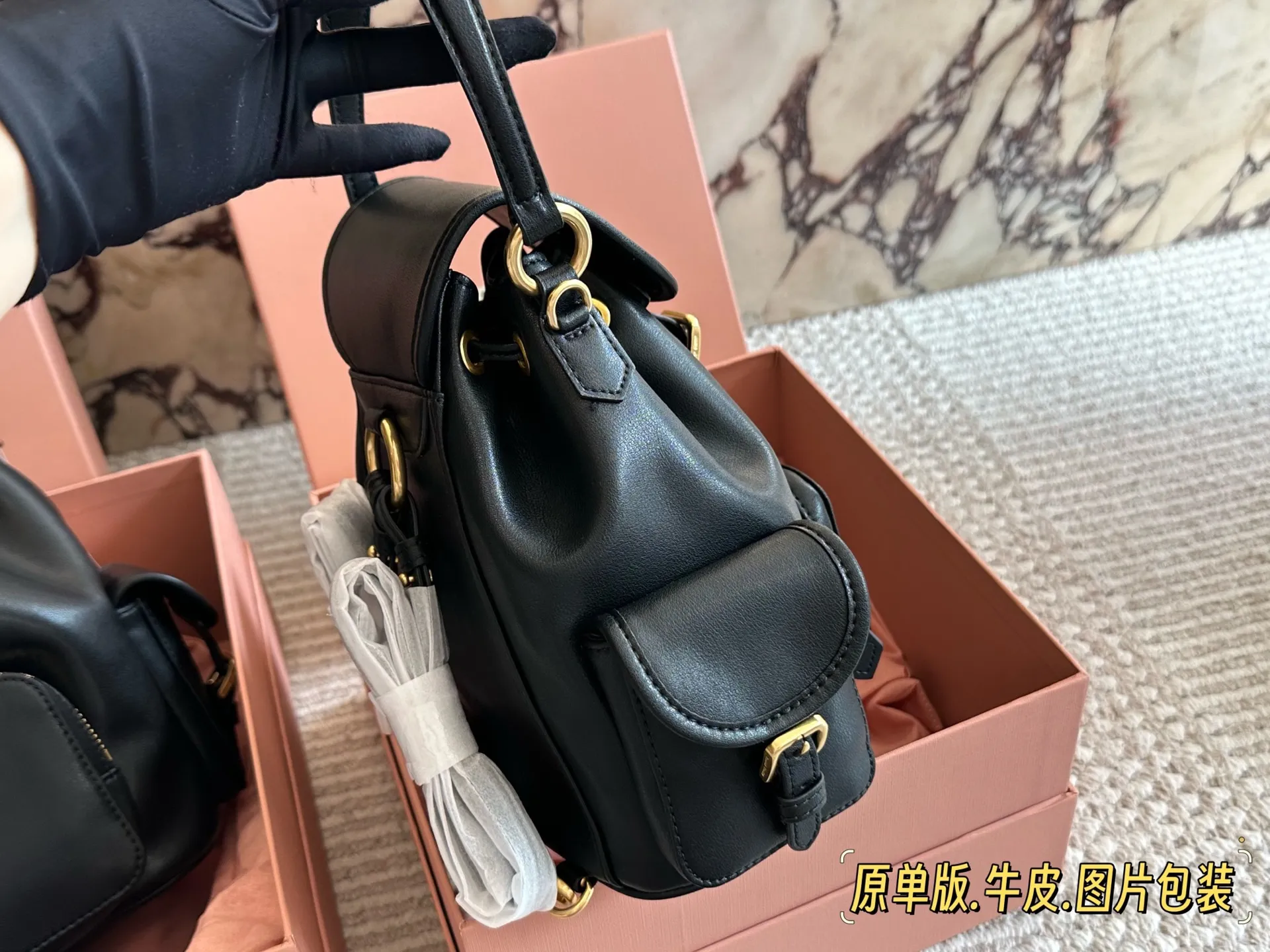 💰285、💰275 miumiu双肩包 又一季特别美丽的MiuMiu 今天去看了Miu Miu 2025春夏系列的预览。尽管上海一夜之间大幅降温，白天阳光依旧非常充沛美丽一就像一 如既往可可爱爱的Miu Miu四 所以下一季的流行风向，自然隐藏在Miu Miu 25春夏的各个角落。尺寸30*30cm/22*21cm