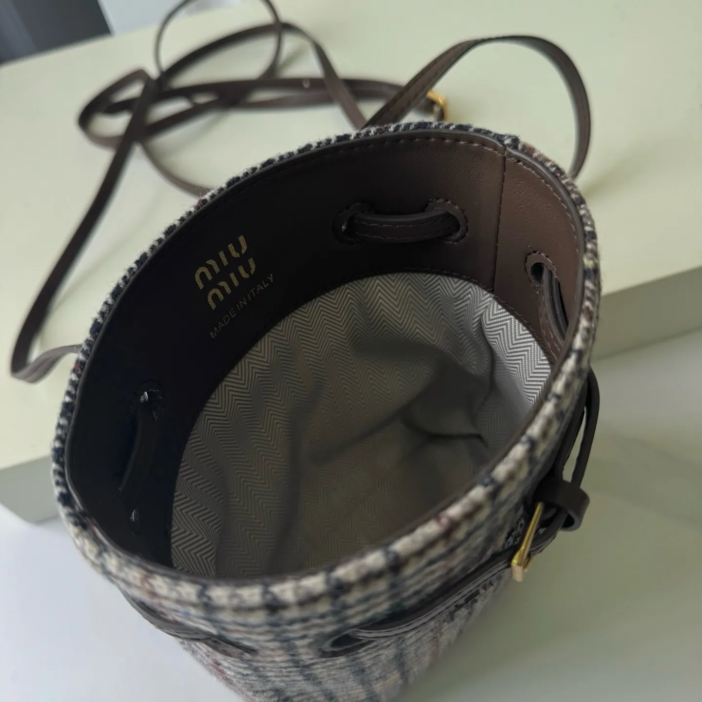 💰170包邮❗ 🍒M家🍒 5NF460，新品格子迷你水桶包，高级柔软，性价比超高，能驾驭各种风格，非常俏皮可爱，可以单肩，斜挎，手提，双肩，造型多变，包包虽小却非常能装，尺寸：17X14X6CM，配原版包装