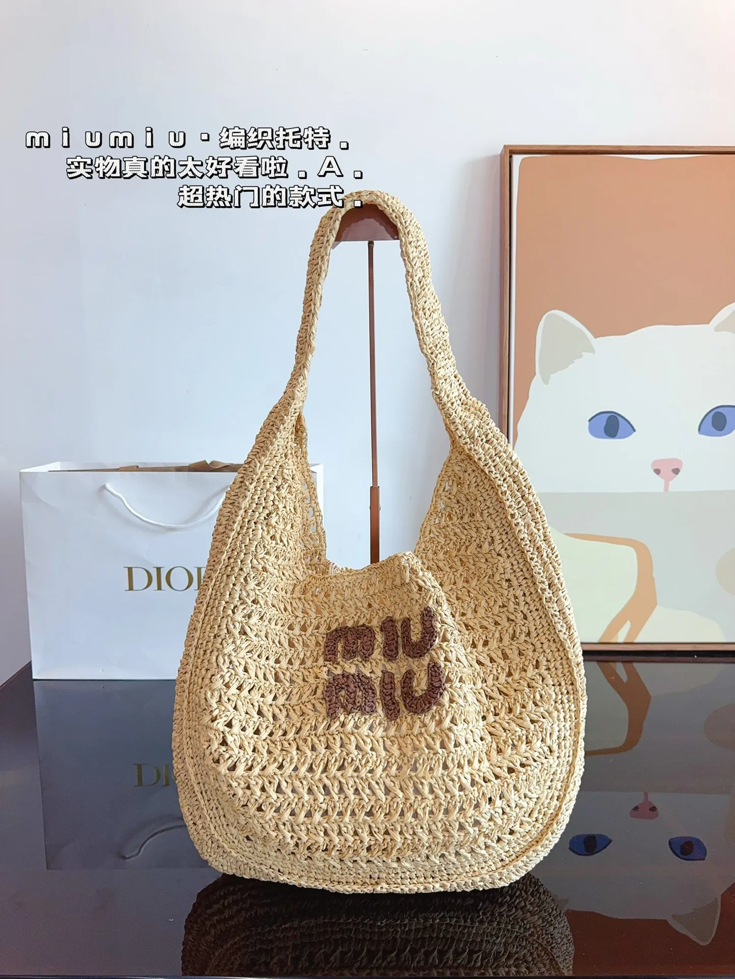 p160 miumiu 草编单肩包. 草编包的趋势再度袭卷而来，轻松成为本季新 宠！不论日常出游或是假日逛街，出镜率超高的包 款总让人联想到温暖的季节和愜意海滩时光。由拉 菲草编织而成，质地清新自然，从视觉到触感都自带夏日风情，为结构感鲜明的包款注入优雅精髓。尺寸：36*32cm