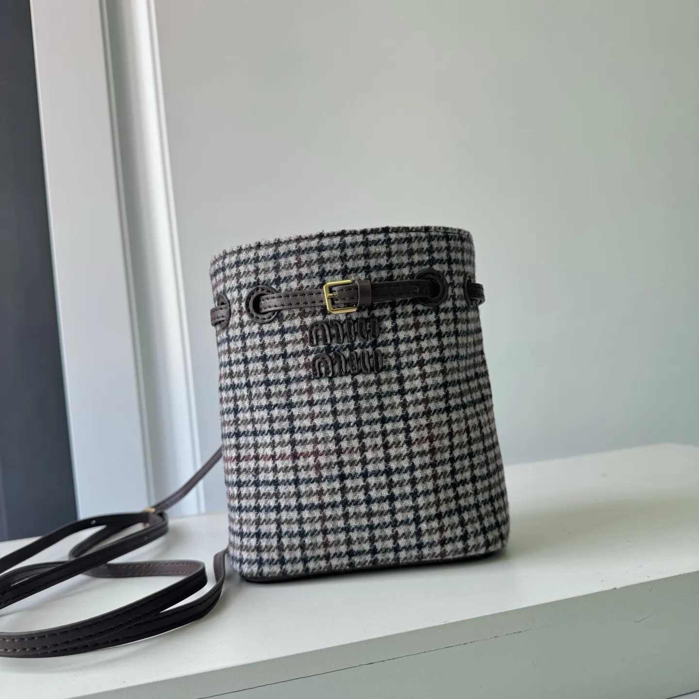 💰170包邮❗ 🍒M家🍒 5NF460,新品格子迷你水桶包,高级柔软,性价比超高,能驾驭各种风格,非常俏皮可爱,可以单肩,斜挎,手提,双肩,造型多变,包包虽小却非常能装,尺寸:17X14X6CM,配原版包装