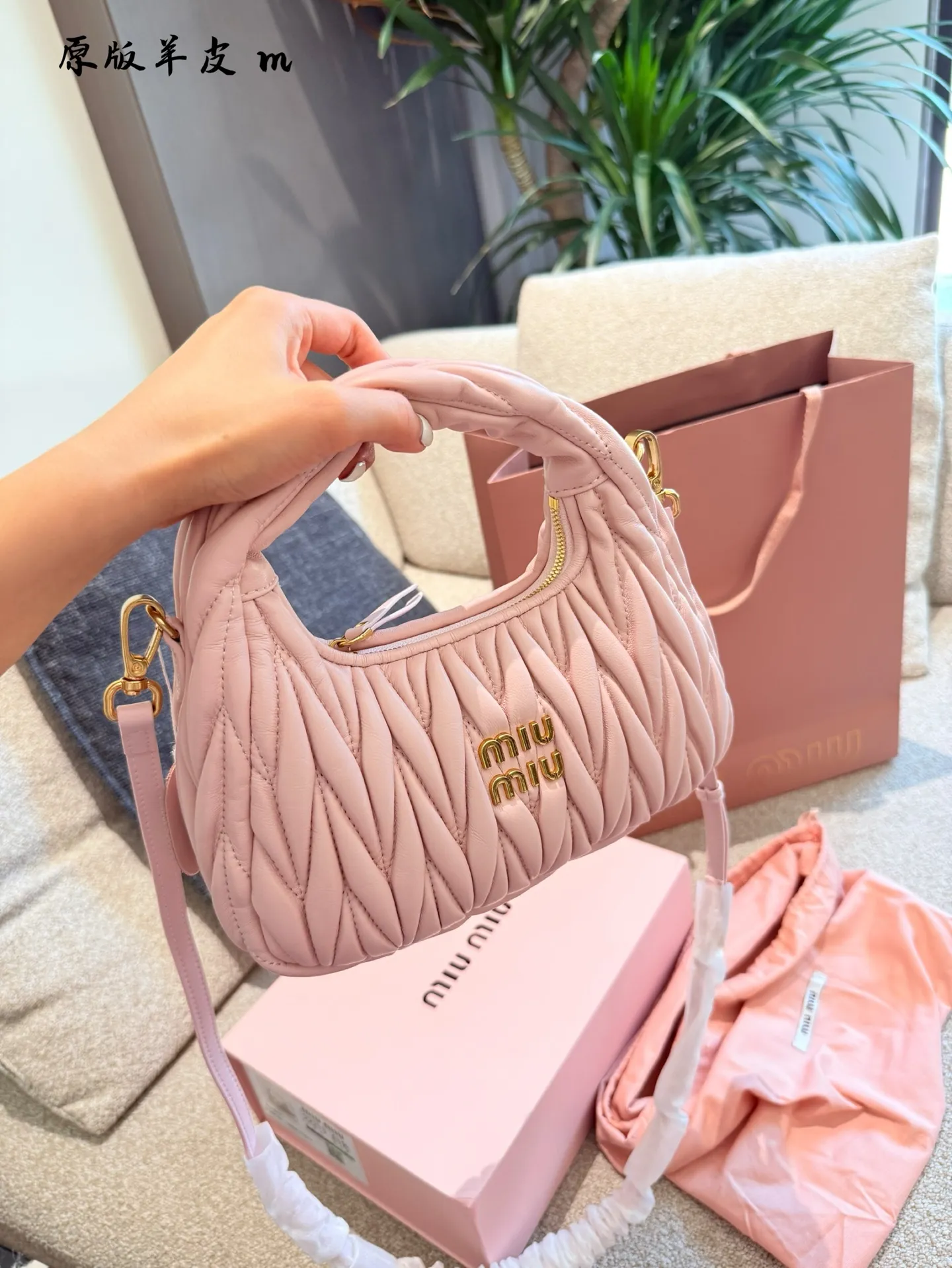 p240羊皮hobo月牙包 红红火火恍恍惚惚缪缪出街啦~ 芜湖~好看的缪缪miumiu小号hobo 小号是专柜里卖得最好的的尺寸,容量大小合适,轻 经典的褶皱羊皮, 软软的好有质感 搭配衣服真的吼吼看~一秒时尚感千金风拉满红色也很显眼,好多场合都可以搭配 张元英同款~~~ #miumiu包#miumiu包 #美包23cm折叠盒包装