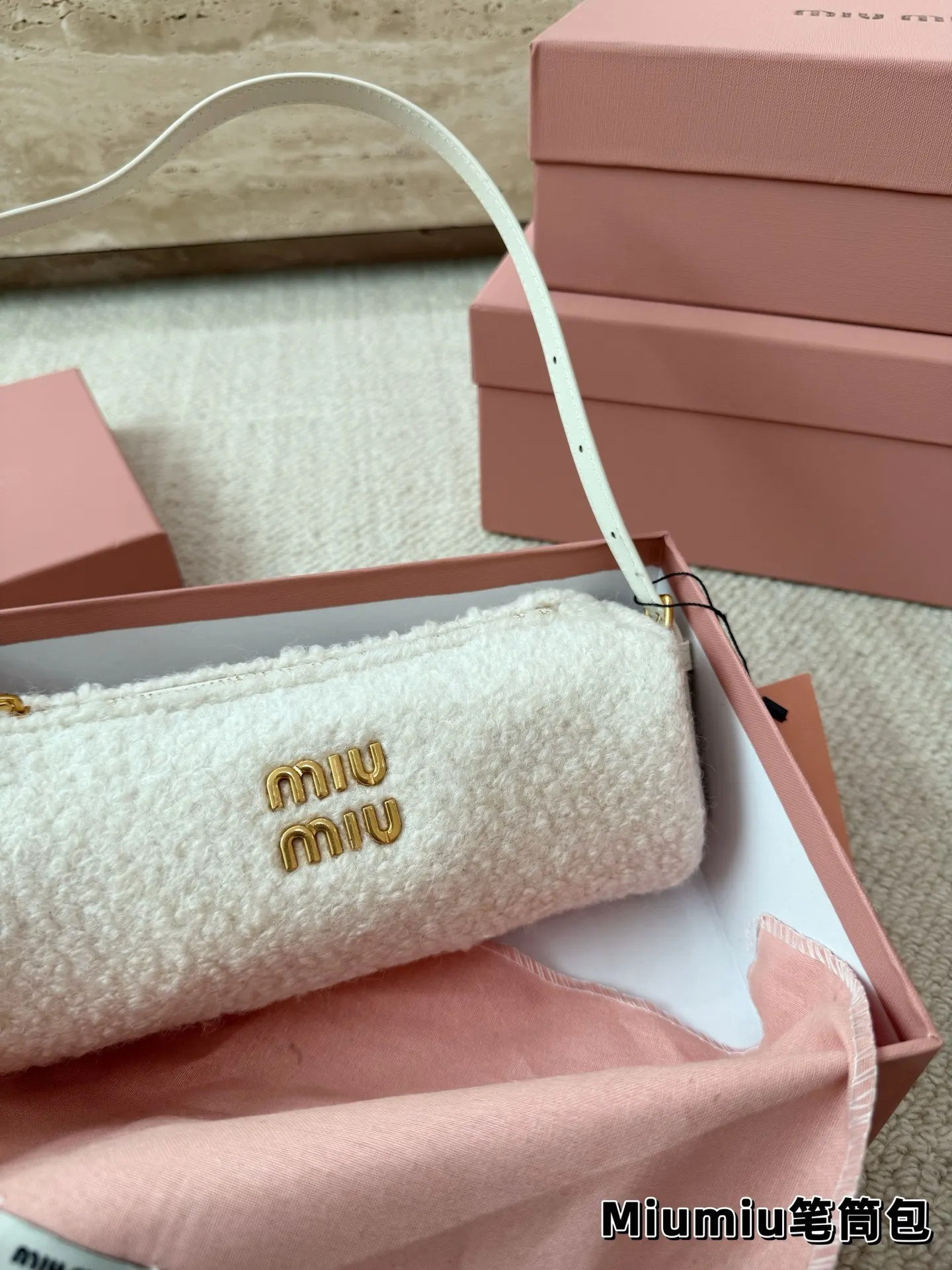 P160 羊羔毛 Miu系笔筒包简直泰香了🛒 MiuMiu太好看了家人们,本期推荐新品穿上秒变学院派美少女。格纹套装衬衣+芭蕾裙,又甜可盐。芭蕾裙真的是MiuMiu时尚单品!很娇俏,时髦。 Bag:MiuMiu万元内笔筒包,时髦可爱😻实用,全牛皮。颜色有黑色,棕色,石楠木色,做旧款都是麂皮材质还有可爱的牛奶纹🐄。羊羔毛乐福鞋,很舒适的一款!本人为此包疯狂打Call!!超爱很嗲跟秋冬很搭哦~