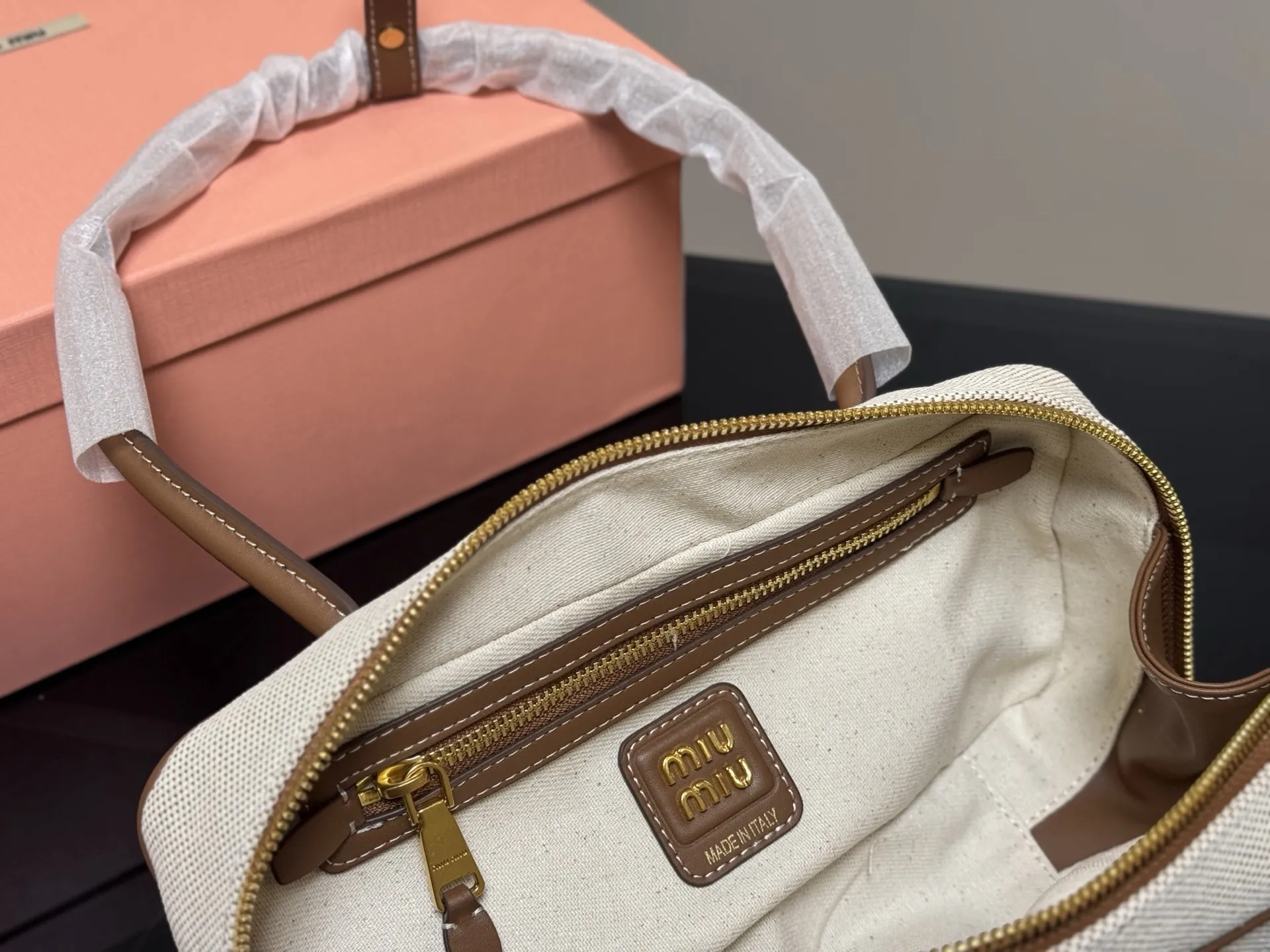 &yen;195 升级版配盒 size：28*13cm miumiu保龄球/公文包/ 包包甜度刚好！ 很难不爱啊啊！ 可手拎也可斜挎 绝对不是小废包哦!容量足足的~~ 出场就是miumiu小公主！