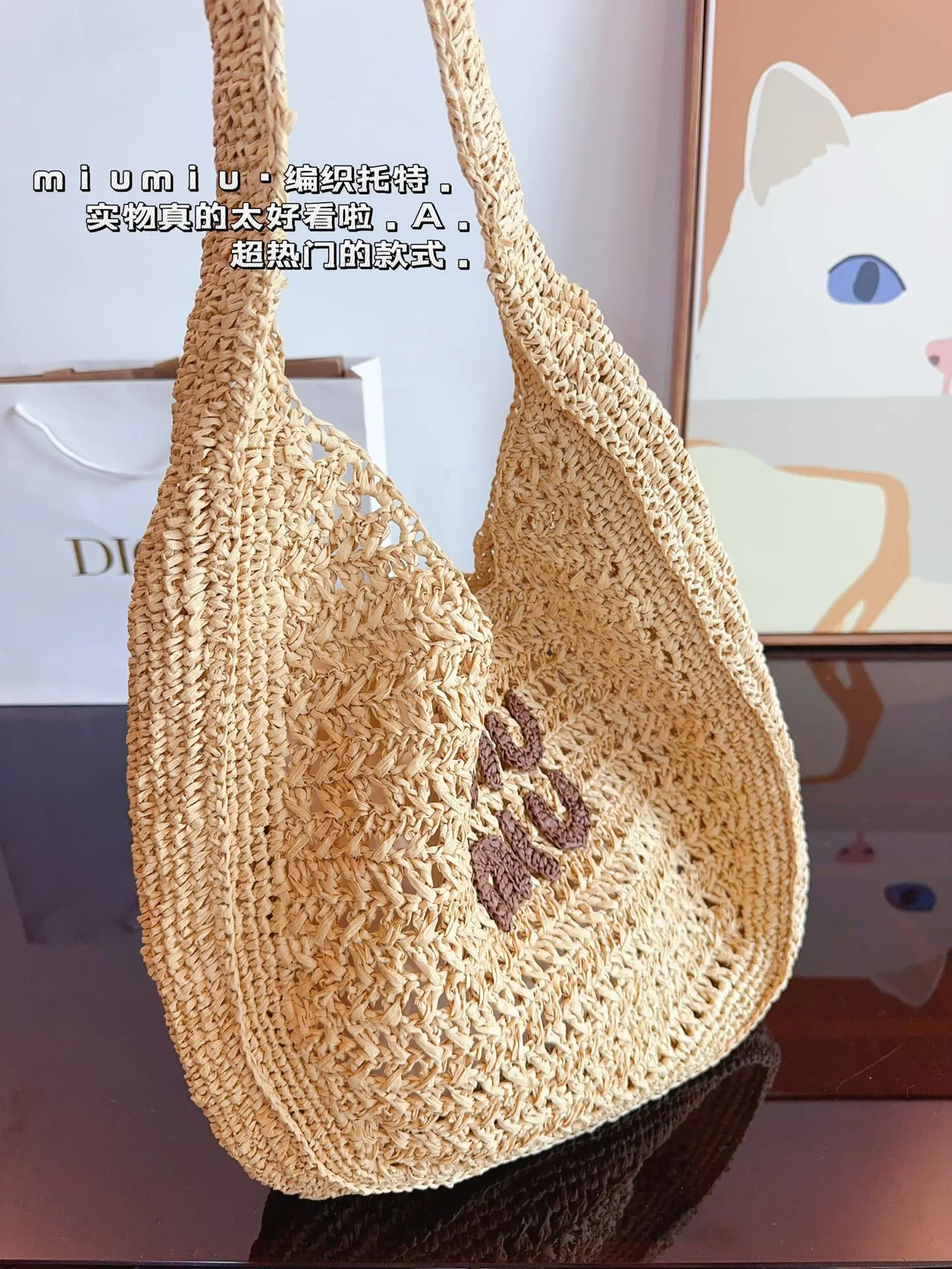 p160 miumiu 草编单肩包. 草编包的趋势再度袭卷而来,轻松成为本季新 宠!不论日常出游或是假日逛街,出镜率超高的包 款总让人联想到温暖的季节和愜意海滩时光。由拉 菲草编织而成,质地清新自然,从视觉到触感都自带夏日风情,为结构感鲜明的包款注入优雅精髓。尺寸:36*32cm