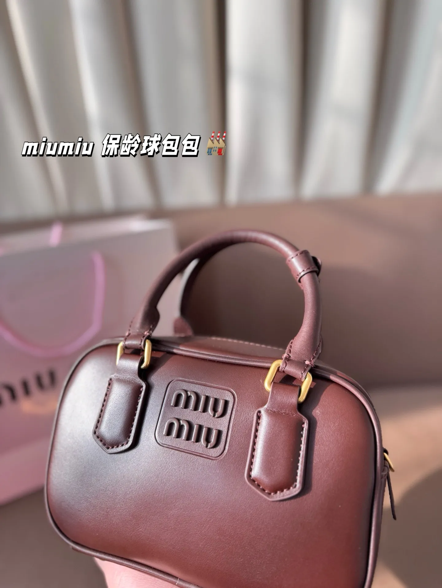 P225 缪缪 可盐可甜的女孩 miumiu 保龄球包包 好搭 什么风格都能驾驭 材质很柔软 容量也非常OK 复古俏皮的hobo包型 是近期几乎天天拿出门的包包！ 尺寸：21*14