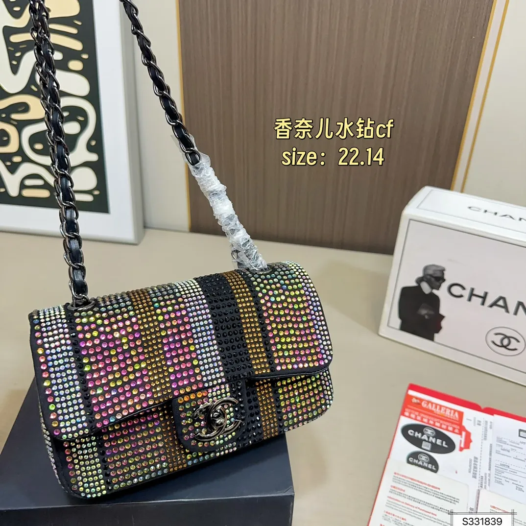 💰155 折叠盒 Chanel香奈儿水钻CF 独特设计 又酷又飒低调的奢华 可盐可甜 极致美感 绝美女孩就是你 尺寸: 22 14