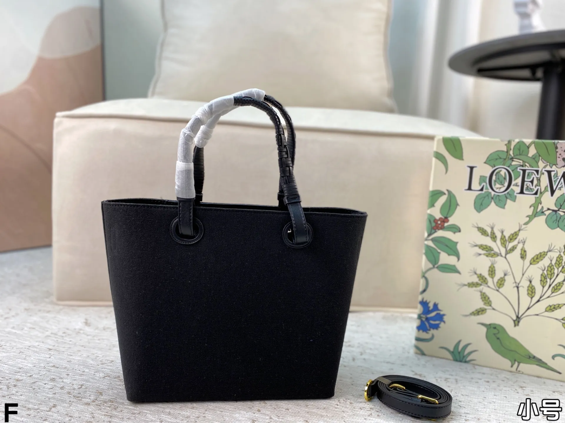 p165/p160 配盒🎁 罗意威Loewe anagram tote背上秒变时髦精 一只装得下全世界的托特 越背越香 能装且百搭不易变形 上班通勤或者日常搭配都很好!尺寸:27*25/23*22