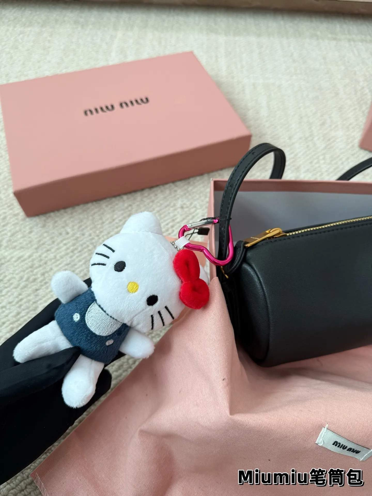 P150 别怪我没提醒❗️MiuMiu最性价比小包包 夏天当然是要背迷你小包包啦！ 哪个女孩能抵挡住迷你小笔筒包的诱惑～ 日常好装东西出门的腋下小包👛 小羊皮和翻毛皮都有噢～关键是性价比超高～