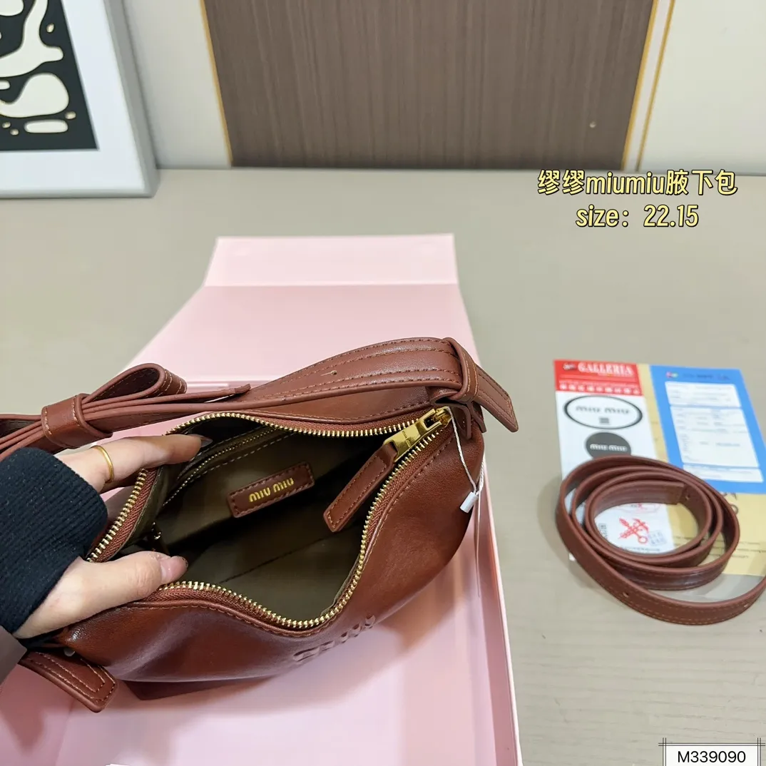 💰115(折叠盒) 尺寸22.15 MiuMiu缪缪腋下包 牛仔的材质随性且休闲! 整体上手非常轻便~ 优雅贵气高级感并存! 颜值爆表很好搭配👏