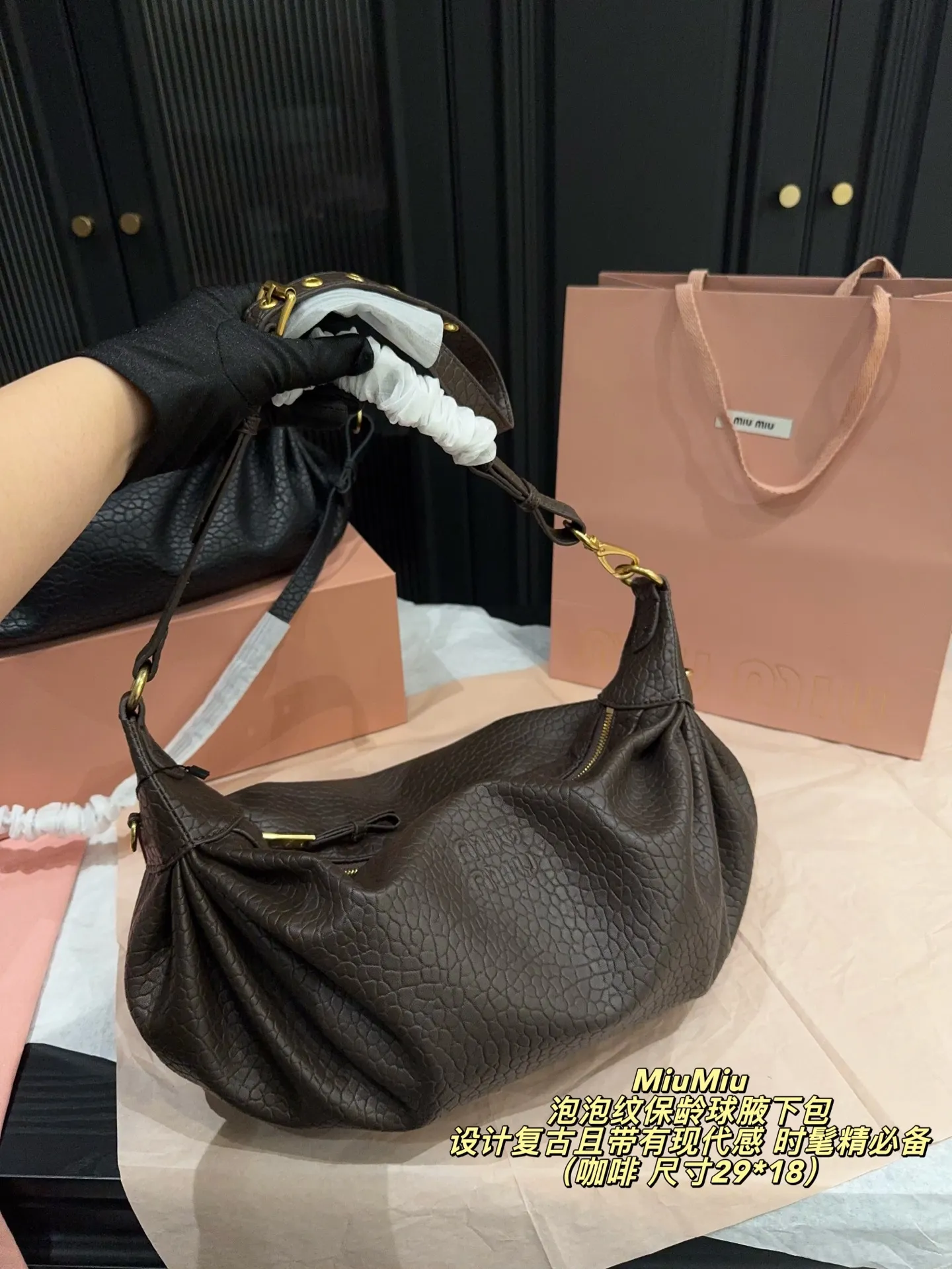 P280配折叠盒⚠️尺寸29*18 MiuMiu 缪缪 泡泡纹保龄球腋下包 采用头层羊皮制作,表面有独特的泡泡纹理,质感高级。包身设计复古且带有现代感,适合多种场合使用心。原产地为意大利,是时尚界备受追捧的单品之一。