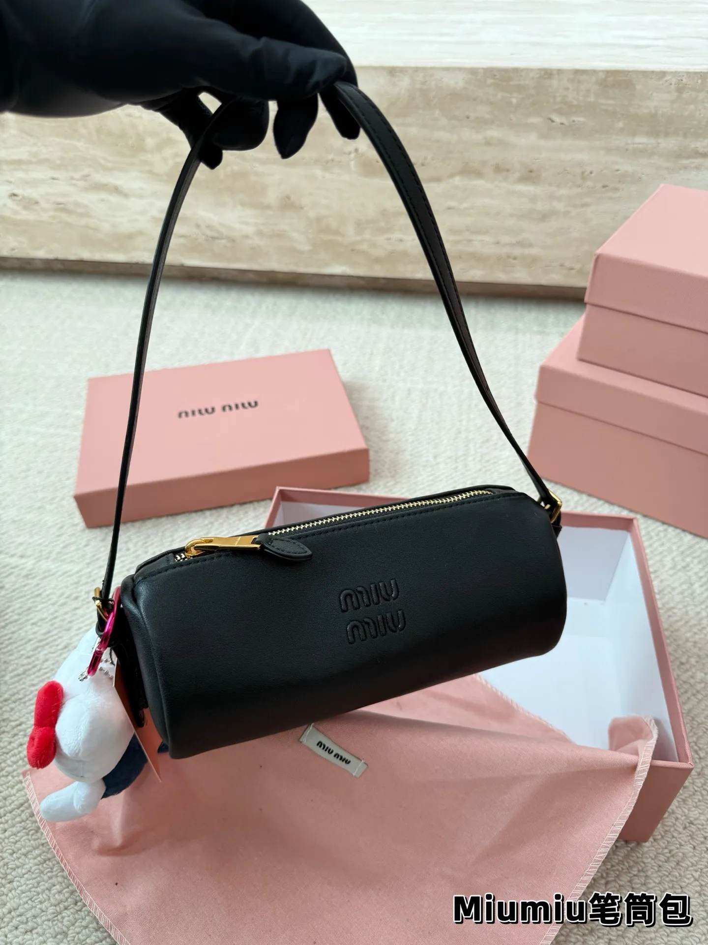 P150 别怪我没提醒❗️MiuMiu最性价比小包包 夏天当然是要背迷你小包包啦! 哪个女孩能抵挡住迷你小笔筒包的诱惑~ 日常好装东西出门的腋下小包👛 小羊皮和翻毛皮都有噢~关键是性价比超高~