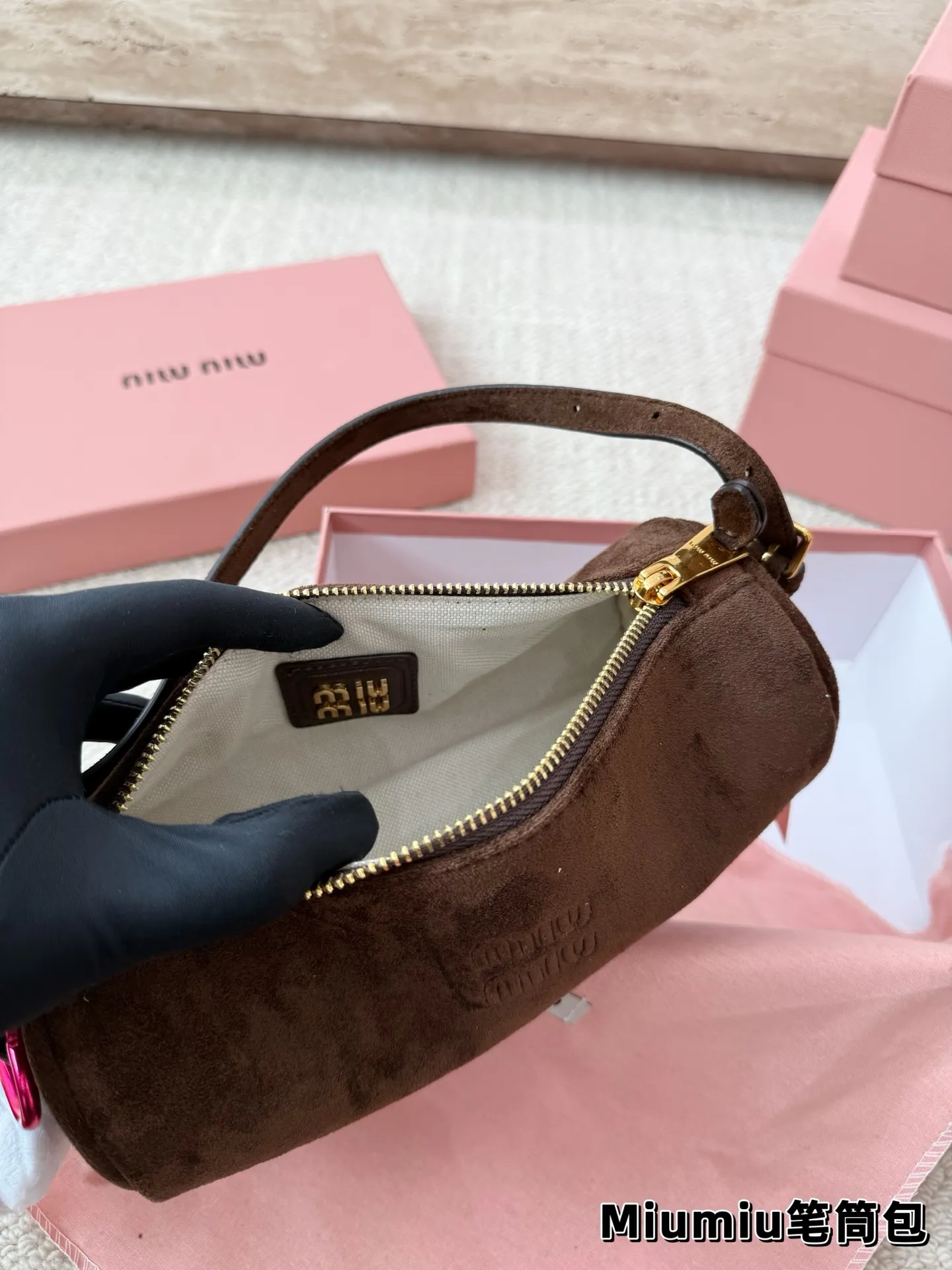 P160 麂皮 别怪我没提醒❗️MiuMiu最性价比小包包 夏天当然是要背迷你小包包啦！ 哪个女孩能抵挡住迷你小笔筒包的诱惑～ 日常好装东西出门的腋下小包👛 小羊皮和翻毛皮都有噢～关键是性价比超高～
