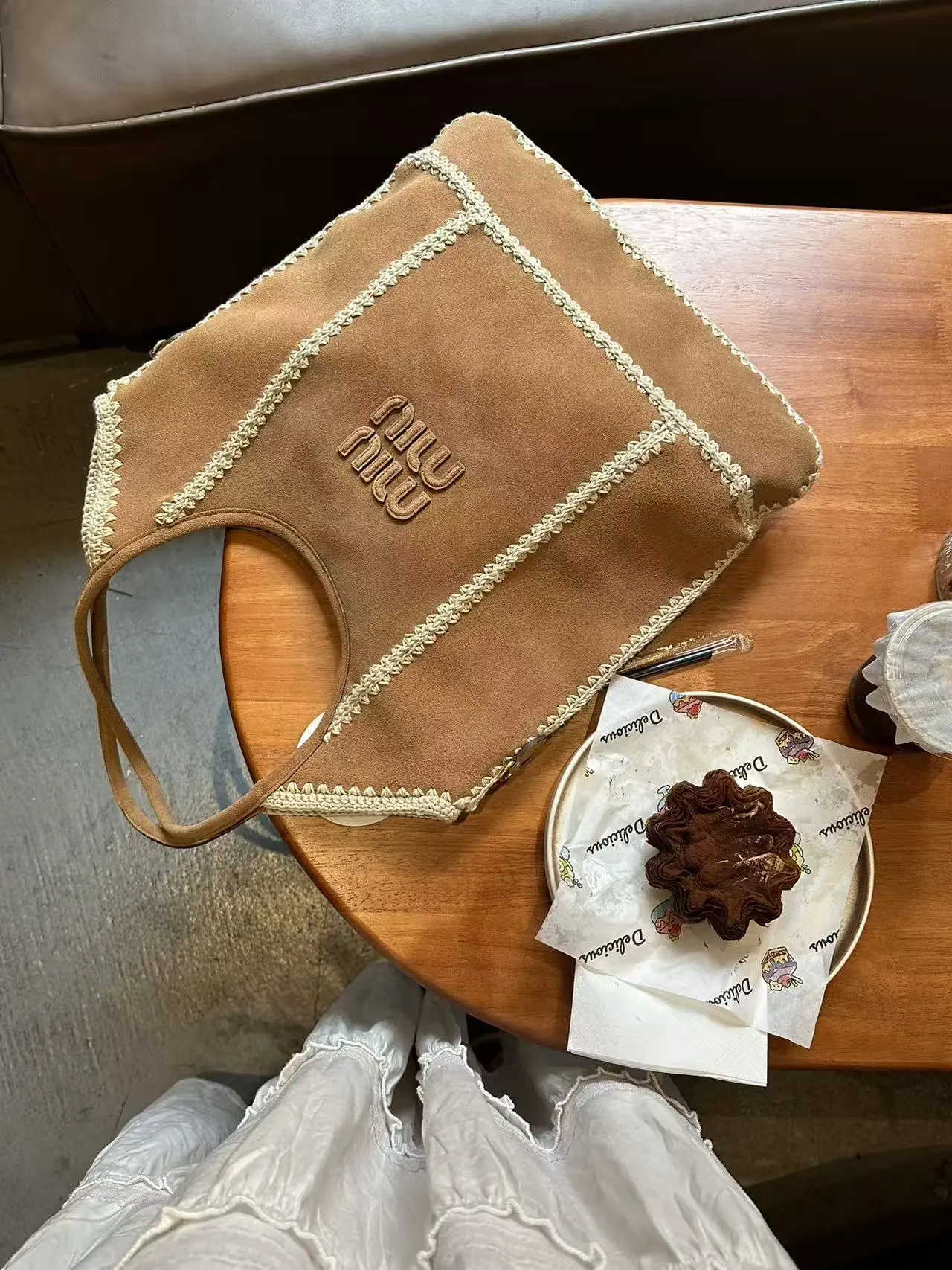 预售款💰288包邮❗ 【细节实拍】Mi* Mi*又双叒叕放大招~这次新款鹿皮包袋美到犯规 将柔软的鹿皮与精致的勾针工艺巧妙融合 堪称玩趣肌理与慵懒美学的经常碰撞 触感轻轻一摸细腻的不像话 勾线部分更是设计的绝绝子 intrcate的针法勾勒出别图案 细节里满是匠心巧思 这次推出的Wender跟ivy都是经典包型 实用性拉满💯 尺寸:35×40cm ❌不退不换慎重下单❌