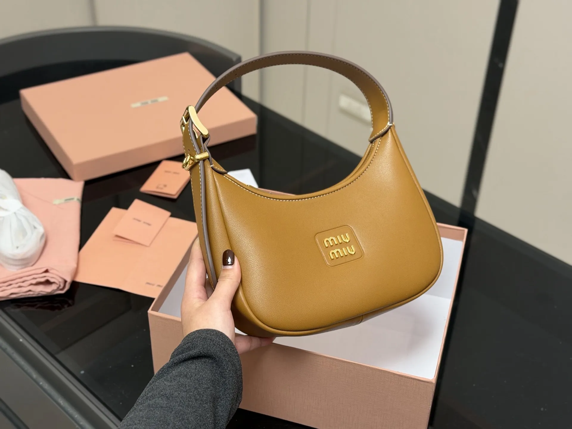 ¥175 配盒 升级版 size:23*13cm miumiu这新包, 新款Hobo,太好搭配了! 能拎、能挽、能肩背(有肩带), 可咸、可甜、可AC(Alcohol&Coffee)。一包在手,AC无忧~