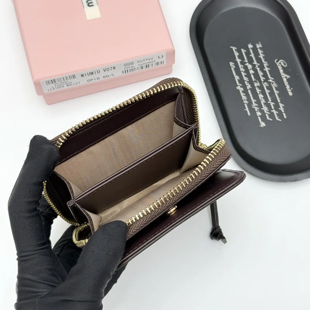 p100🎀miumiu V07🎀颜色 黑色 棕色 咖啡色🎀尺寸:10.5*10*3🎀miumiu专柜最新款火爆登场!采用头层牛皮,做工精致, 媲美专柜!多功能小钱包,超级精致时尚!