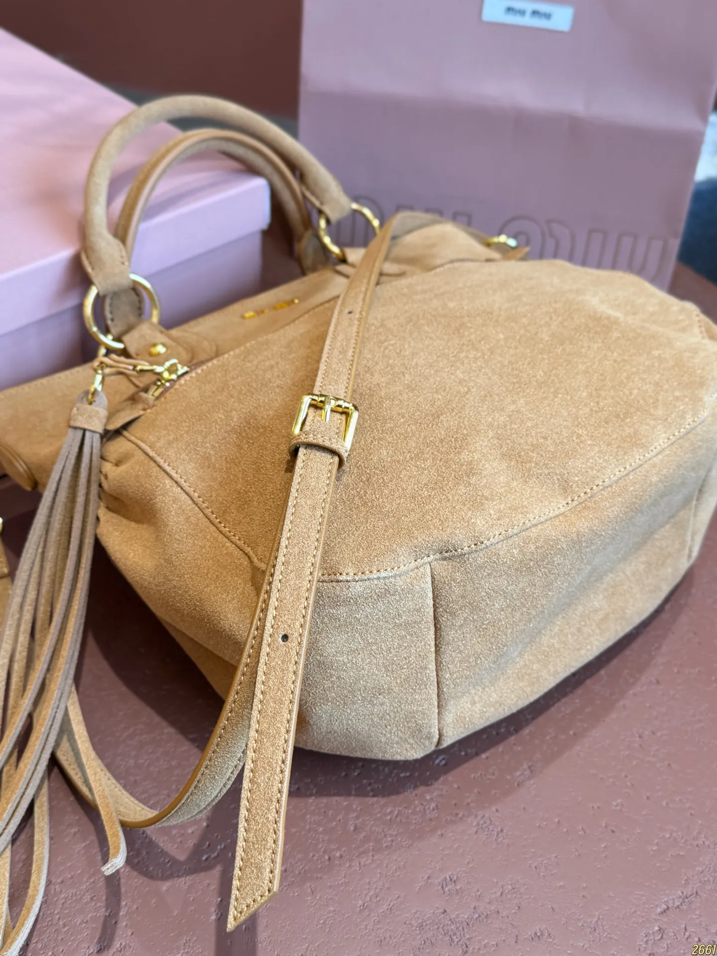 &yen;200配折叠盒⚠️尺寸30*26 MIUMIU Aventure麂皮托特包 简洁大方的设计，既能装下日常出行的必需品又能作为造型的点睛之笔，提升整体的高级感出道即巅峰！！时髦精被迷住了新款托特tote质感无敌了！