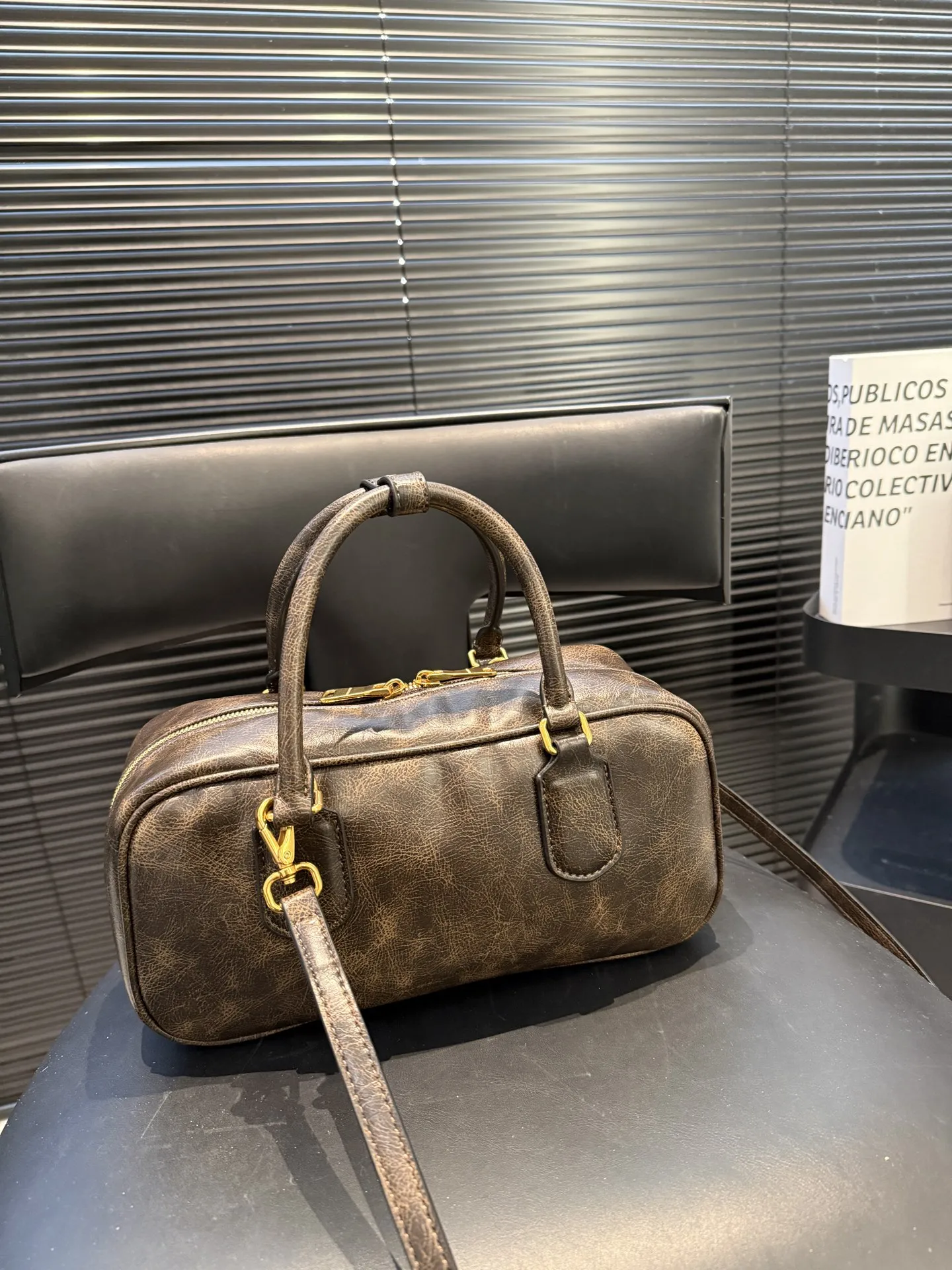 大号P170 小号P165 缪缪MIUMIU 保龄球手提包 轻轻松松高级感 包包手感巨好容量也很不赖 简单却又不失华丽 不要觉得会炸眼太高调了什么的 根本不会! 在你的精简穿搭上简直就是点睛之笔 尺寸大号28 13 小号22 10 货号大10229 小10119