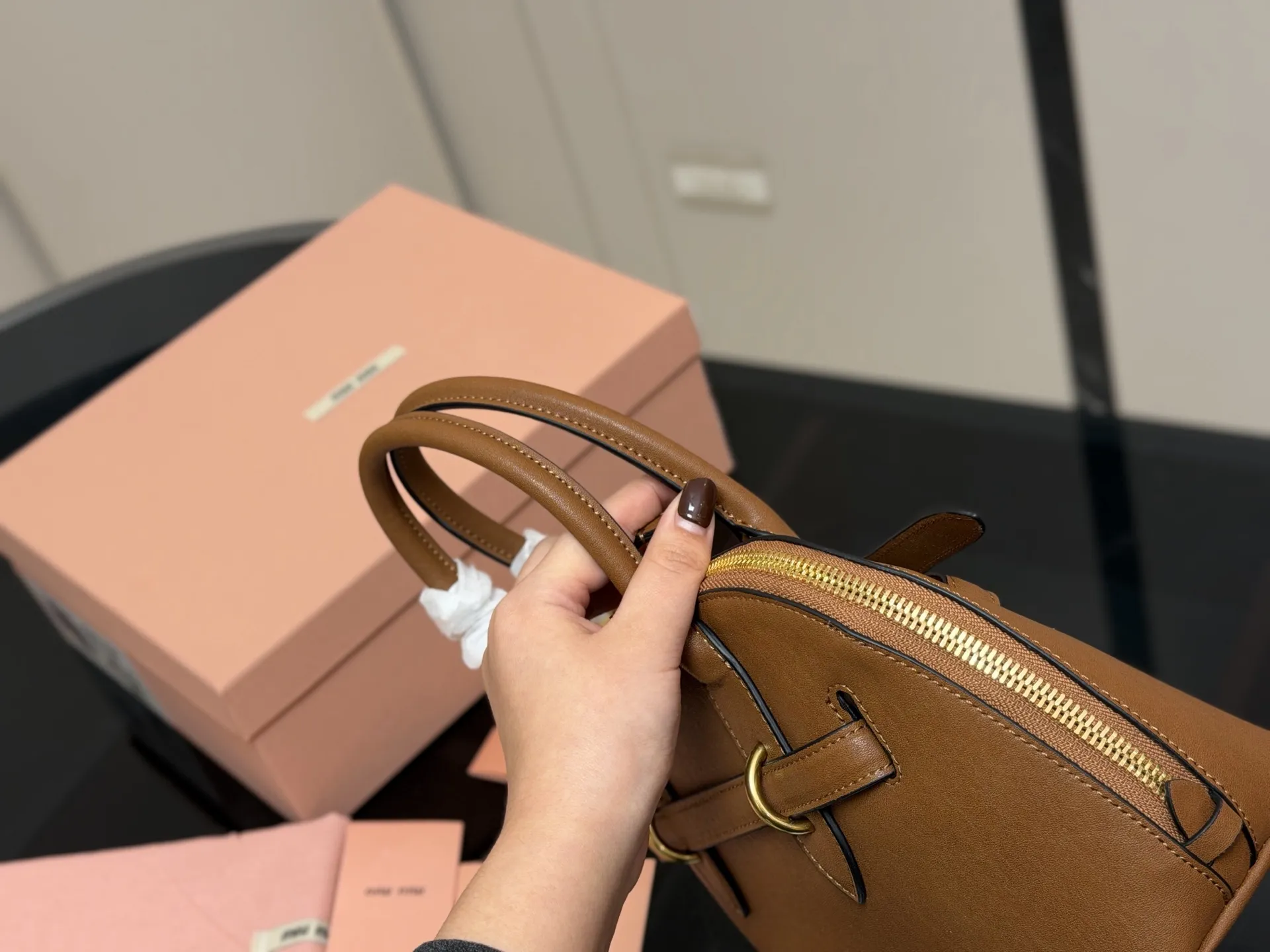 ¥230 配盒 size:28*16cm miumiu 贝壳包包, 特别喜欢这个的设计! miumiu的坑真的好仙女好好看! 真的很有质感! 可斜挎可手拿可单肩, 日常约会出行简单好搭配。