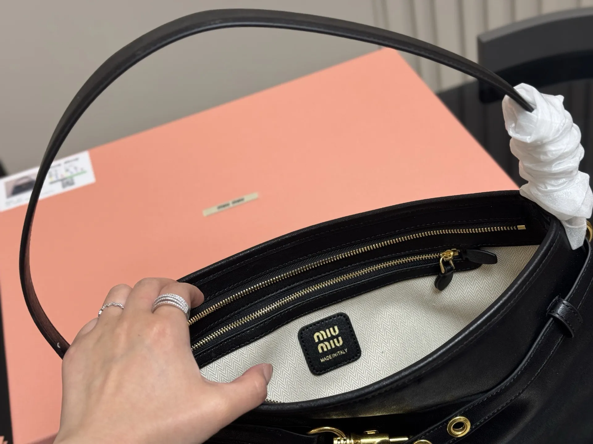 ¥195 ¥200 配盒 Size:34cm 40cm Miumiu2025春夏系列包袋, 包包依旧吸引人~ 隔着屏幕都能感受到皮质的细腻巨巨巨高级感~ aventure nappa腋下包石楠木色看似平平无奇却意外的好搭