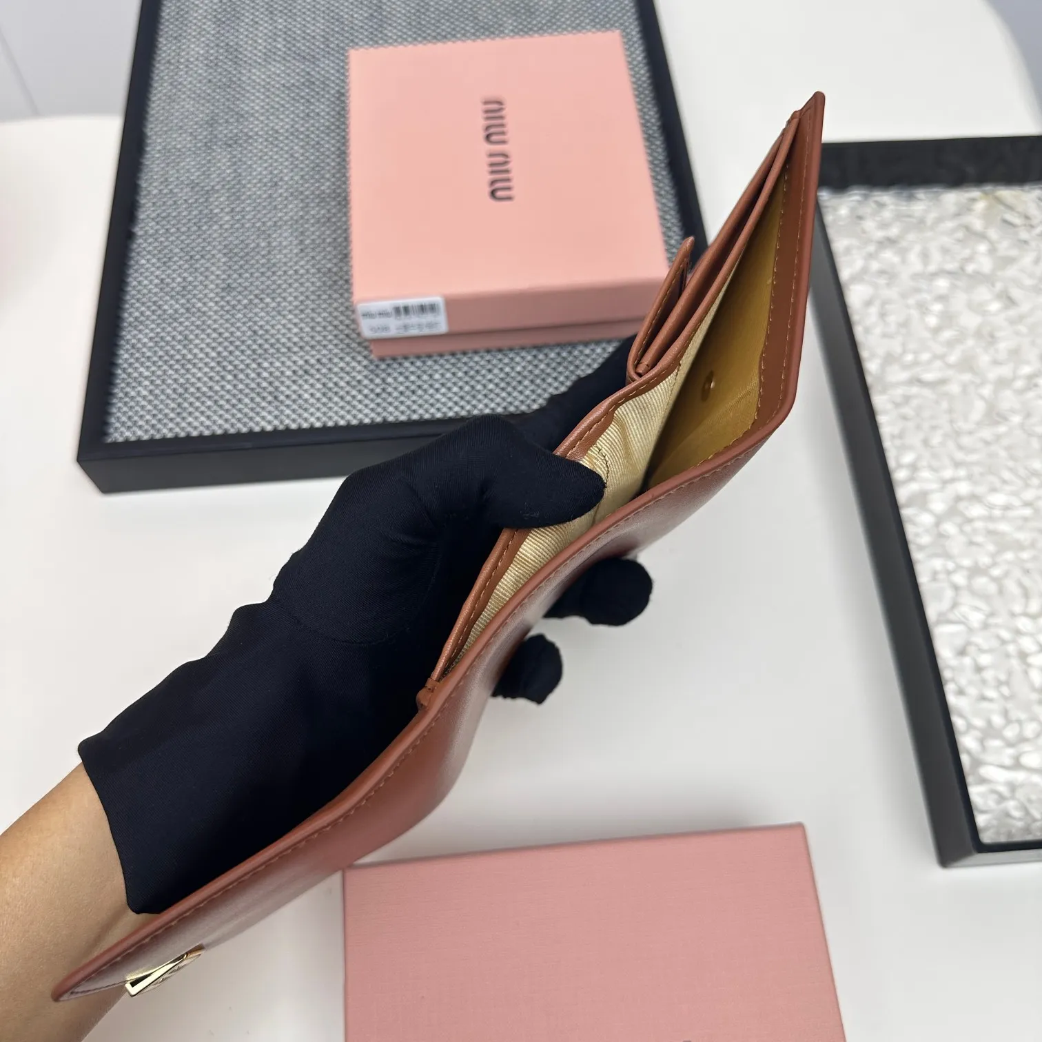 💰115包邮❗ 编号：508 品牌：miu miu 颜色：黑色 粉色 蓝色 红色 棕色 尺寸： 11*8.5*2 说明: miumiu专柜最新款火爆登场！采用头层小羊皮，做工精致， 金属五金Logo 媲美专柜！多功能小钱包卡包，内隔丰富，超级实用！三折钱包卡包👛